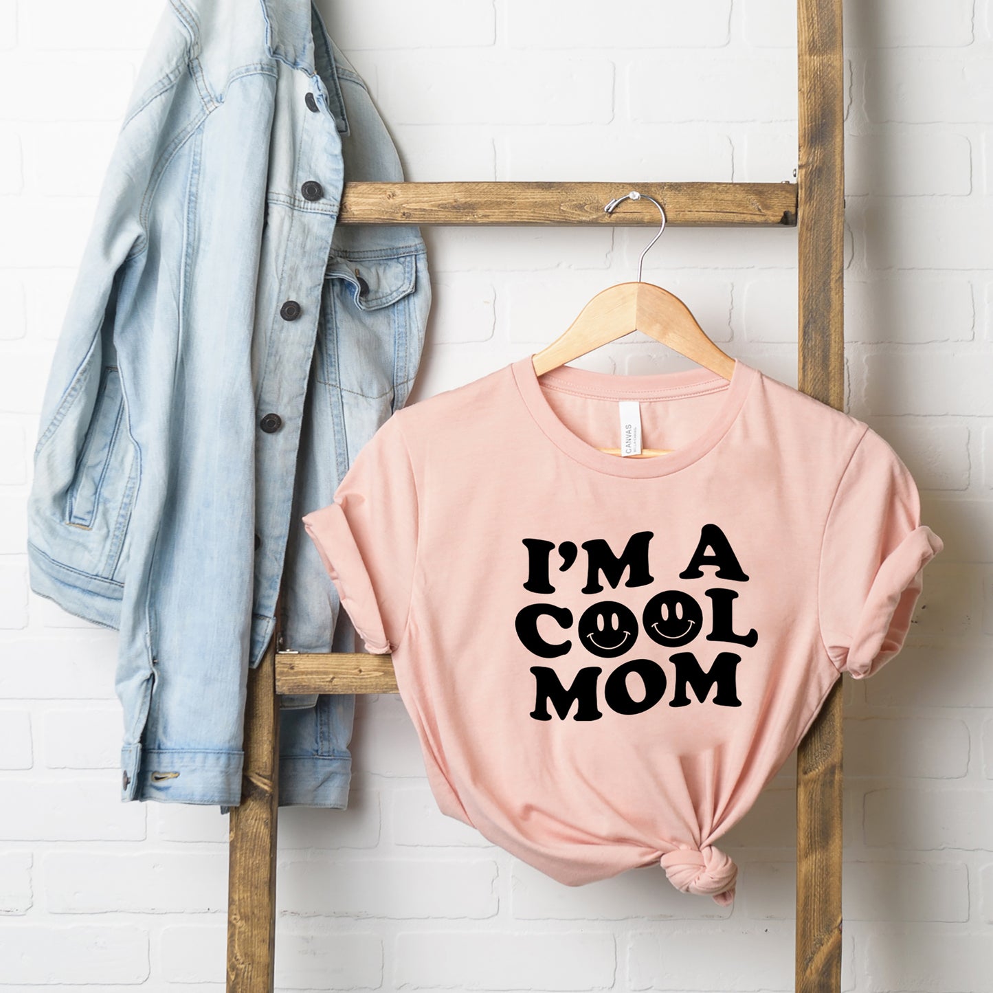 I'm A Cool Mom Smiley Face | Short Sleeve Graphic Tee