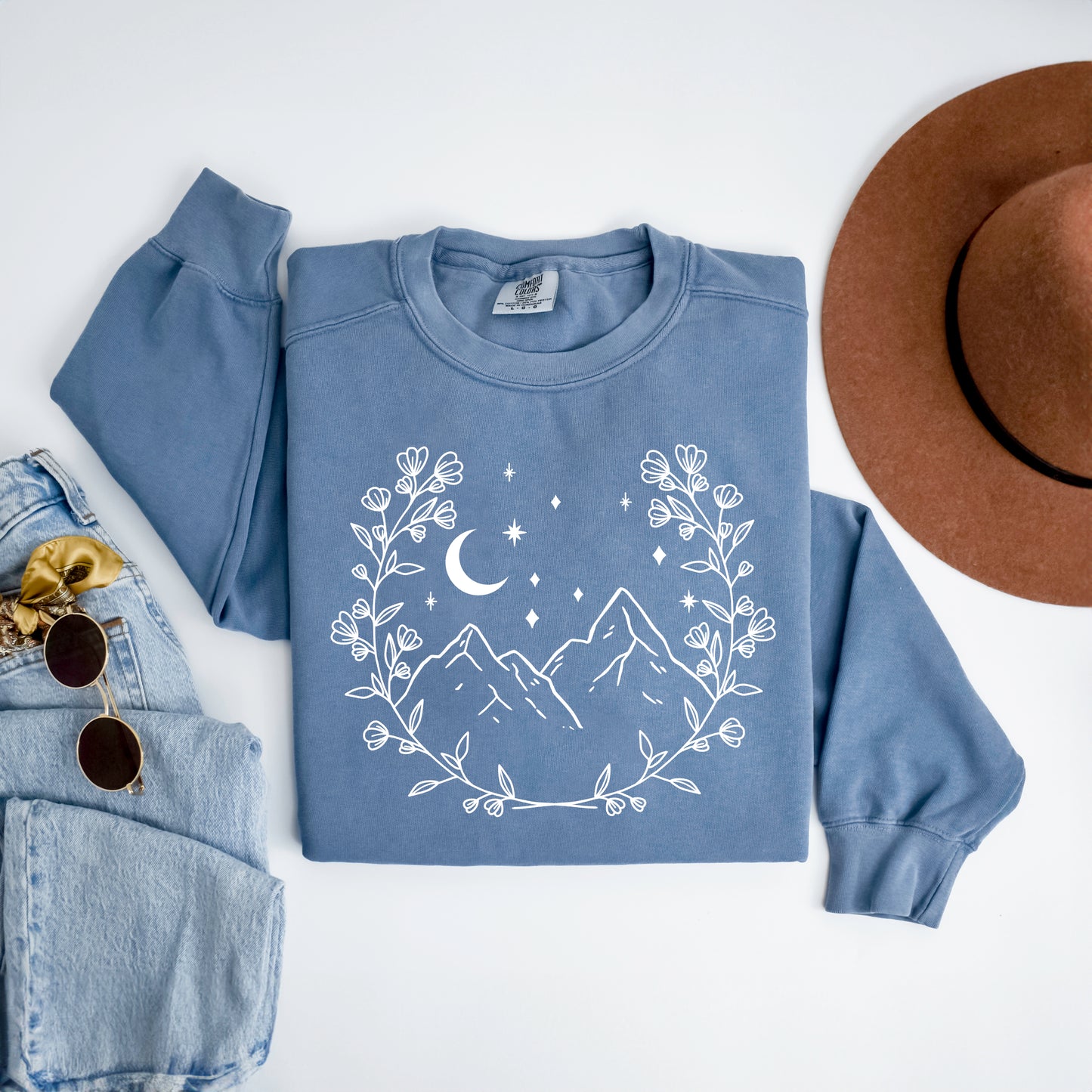 Mountain Wreath | Garment Dyed Sweatshirt
