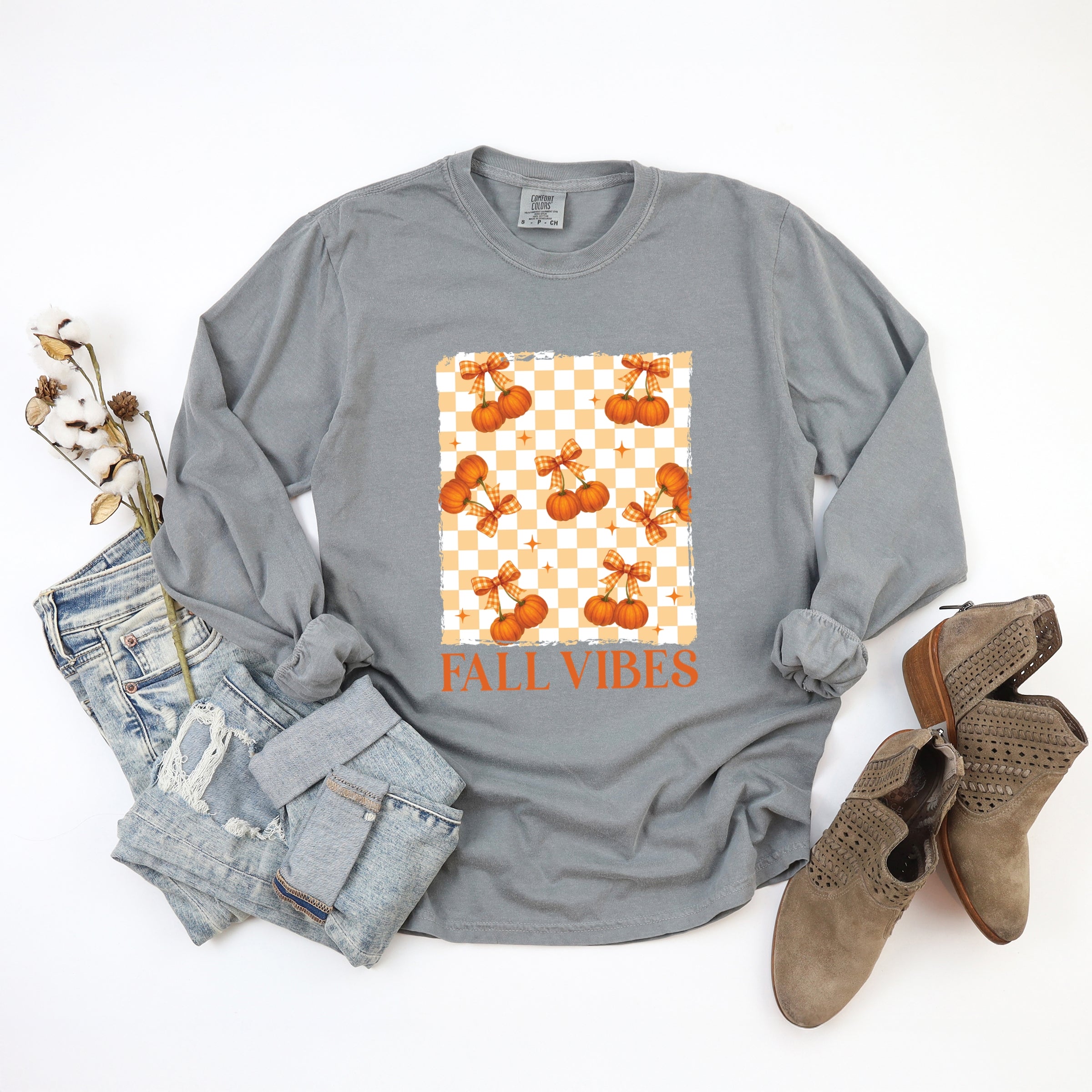 Fall Vibes Checked Pumpkins - Women's Garment Dyed Long Sleeve Graphic T-Shirt