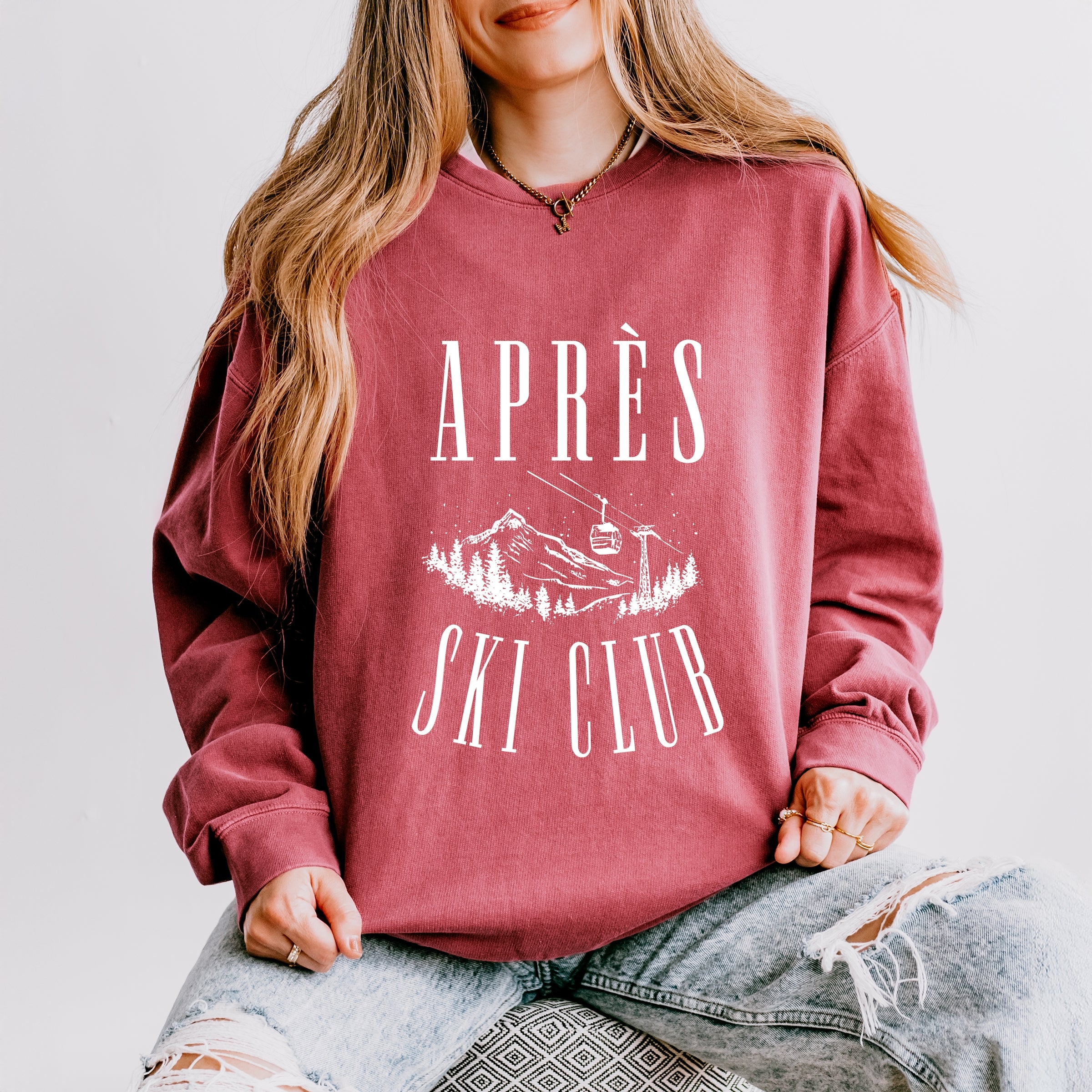Aprés Ski Lift Outline - Women's Lightweight Garment Dyed Sweatshirt
