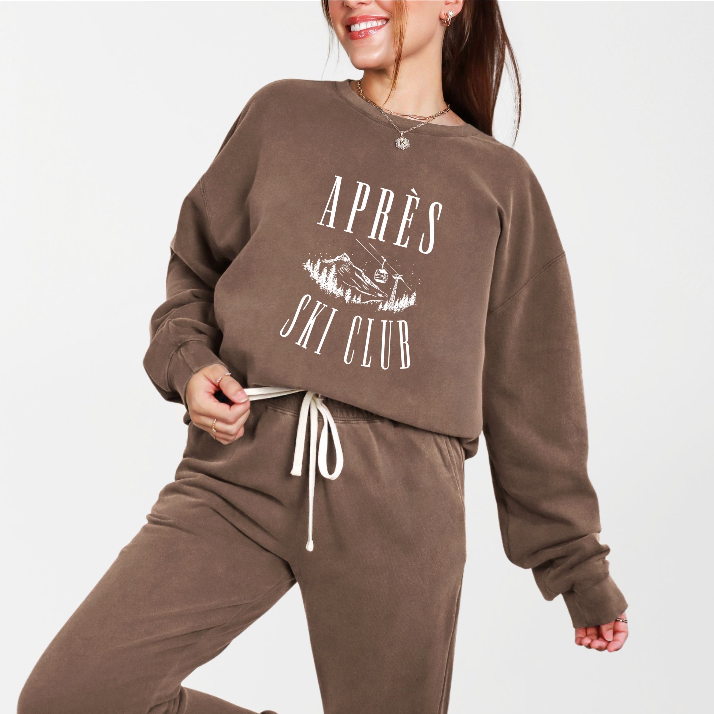 Aprés Ski Lift Outline - Women's Lightweight Garment Dyed Sweatshirt