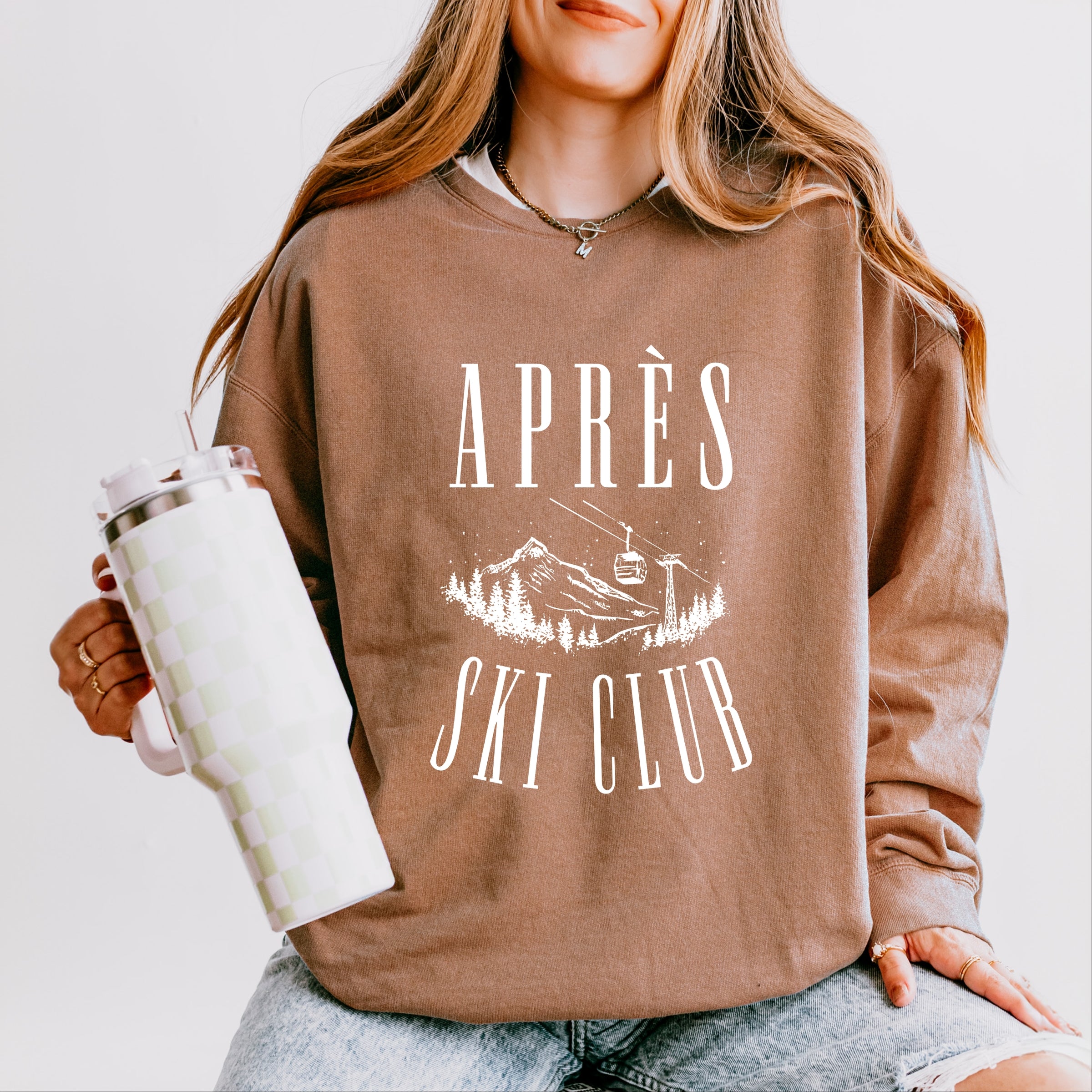 Aprés Ski Lift Outline - Women's Lightweight Garment Dyed Sweatshirt