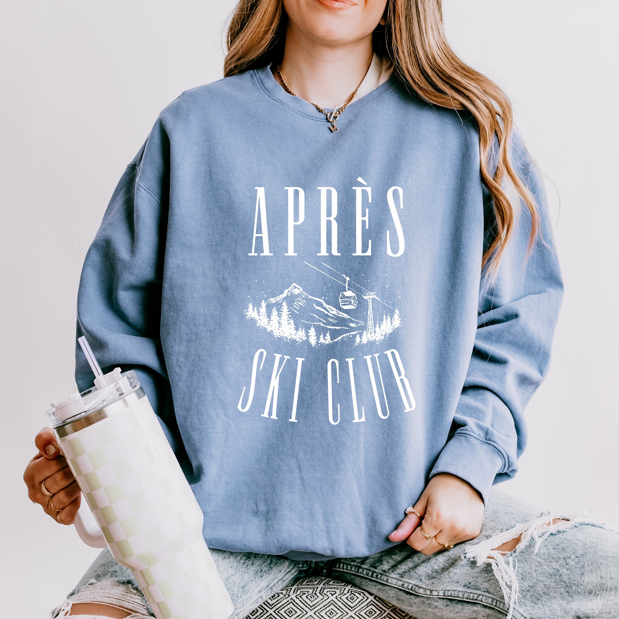 Aprés Ski Lift Outline - Women's Lightweight Garment Dyed Sweatshirt