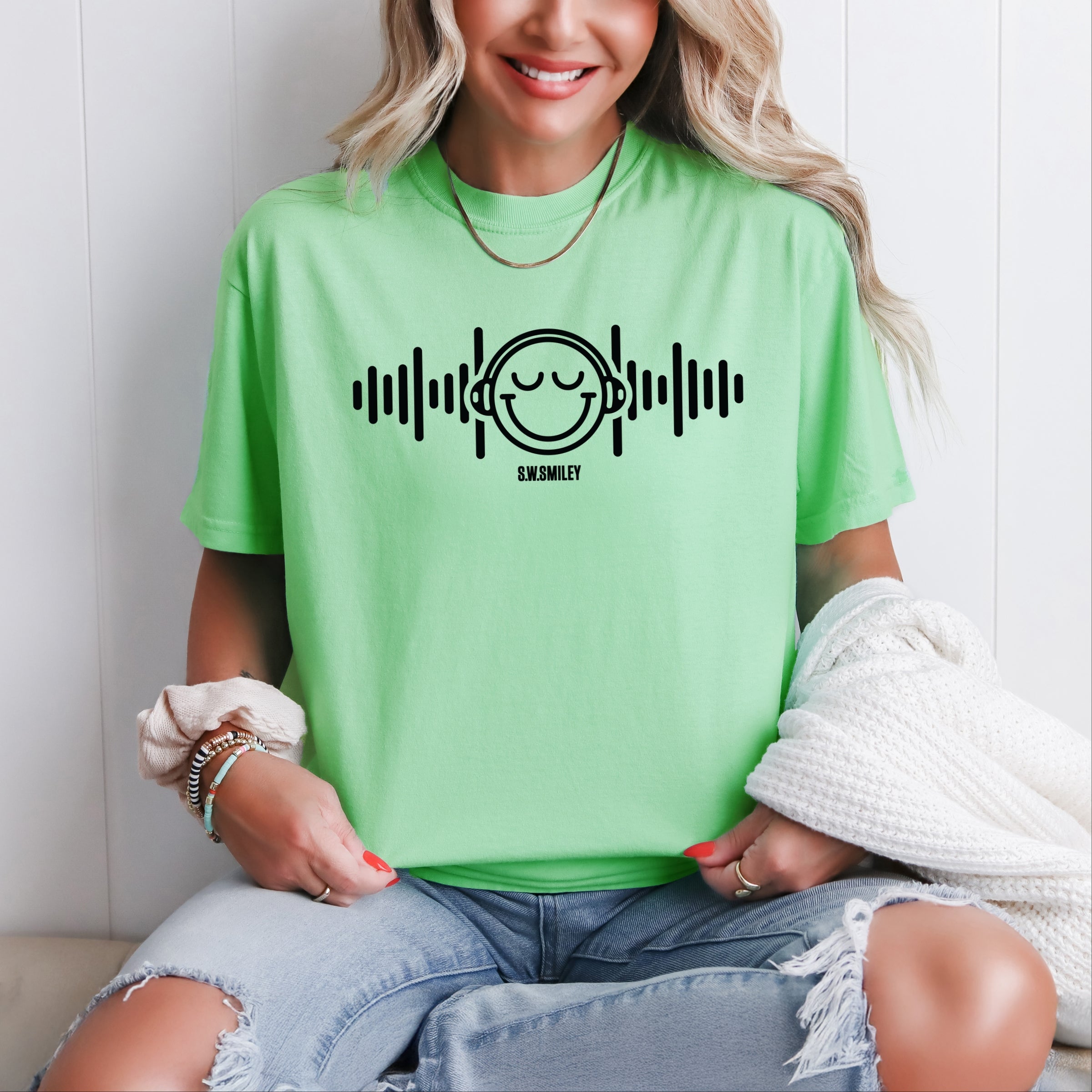S.W.Smiley Headphones Music - Women's Garment Dyed Graphic T-Shirt
