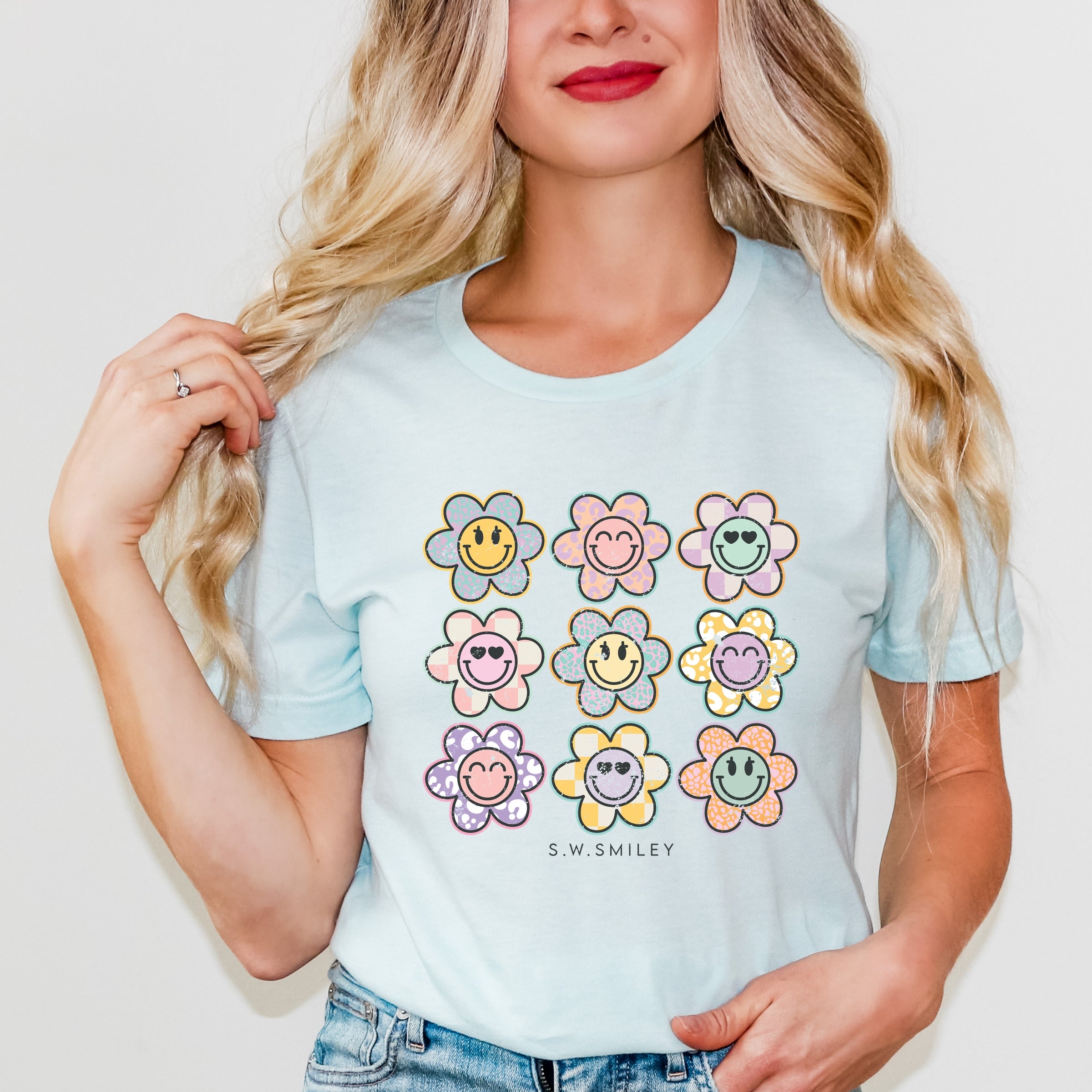 S.W.Smiley Flowers Checkered - Women's Short Sleeve Graphic T-Shirt