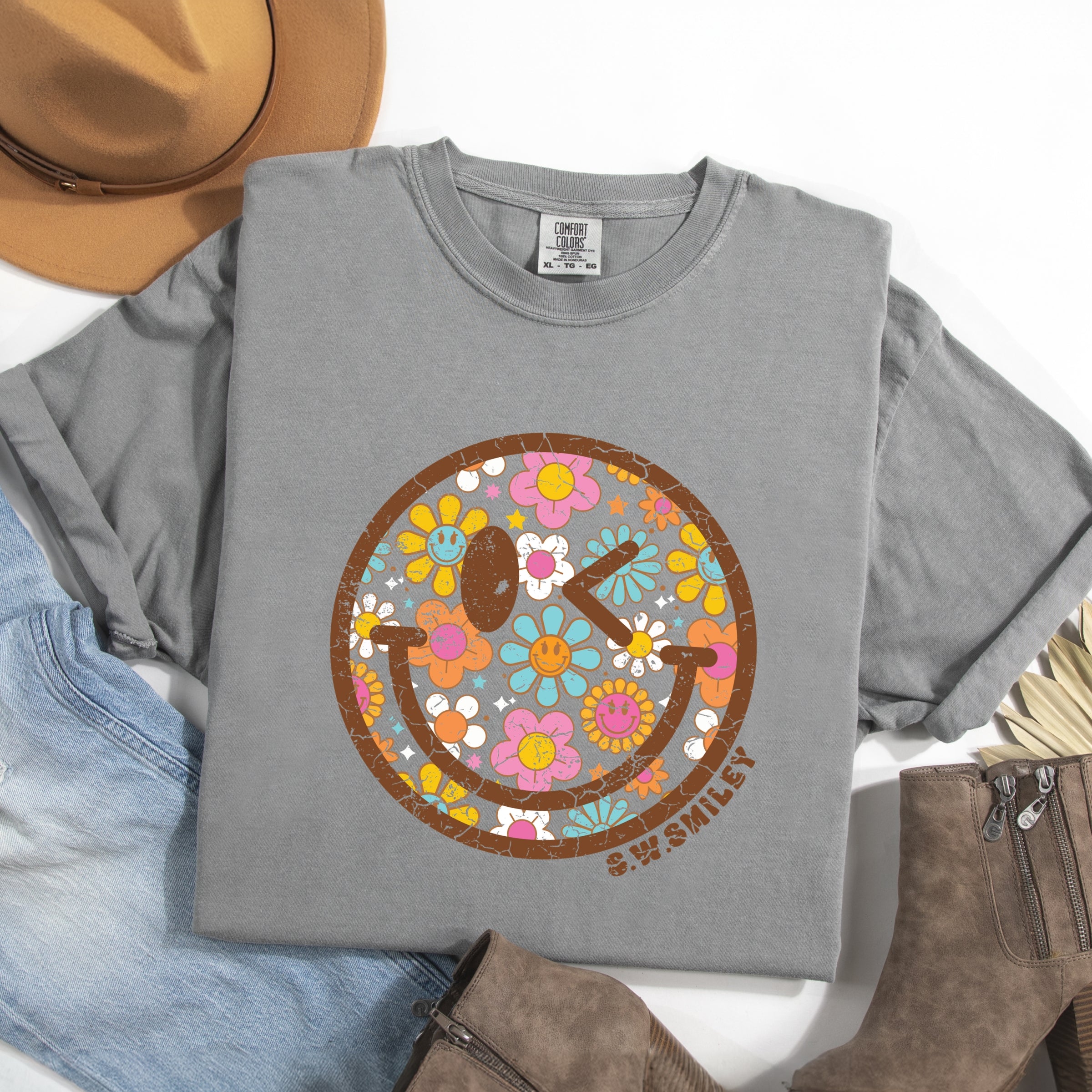 S.W.Smiley Groovy Floral Outline - Women's Garment Dyed Graphic T-Shirt