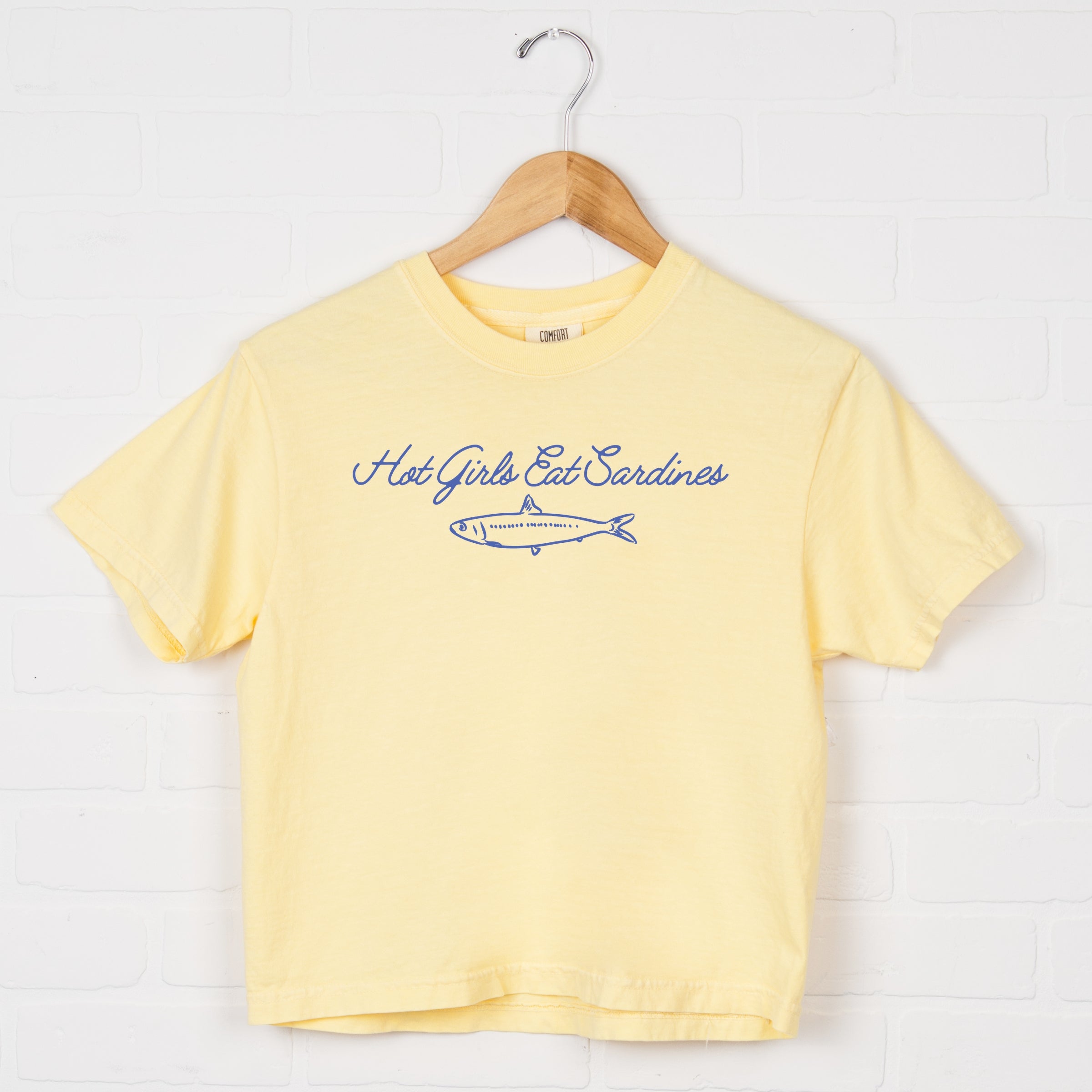 Hot Girls Eat Sardines Cursive - Women's Boxy Crop Top Graphic T-Shirt