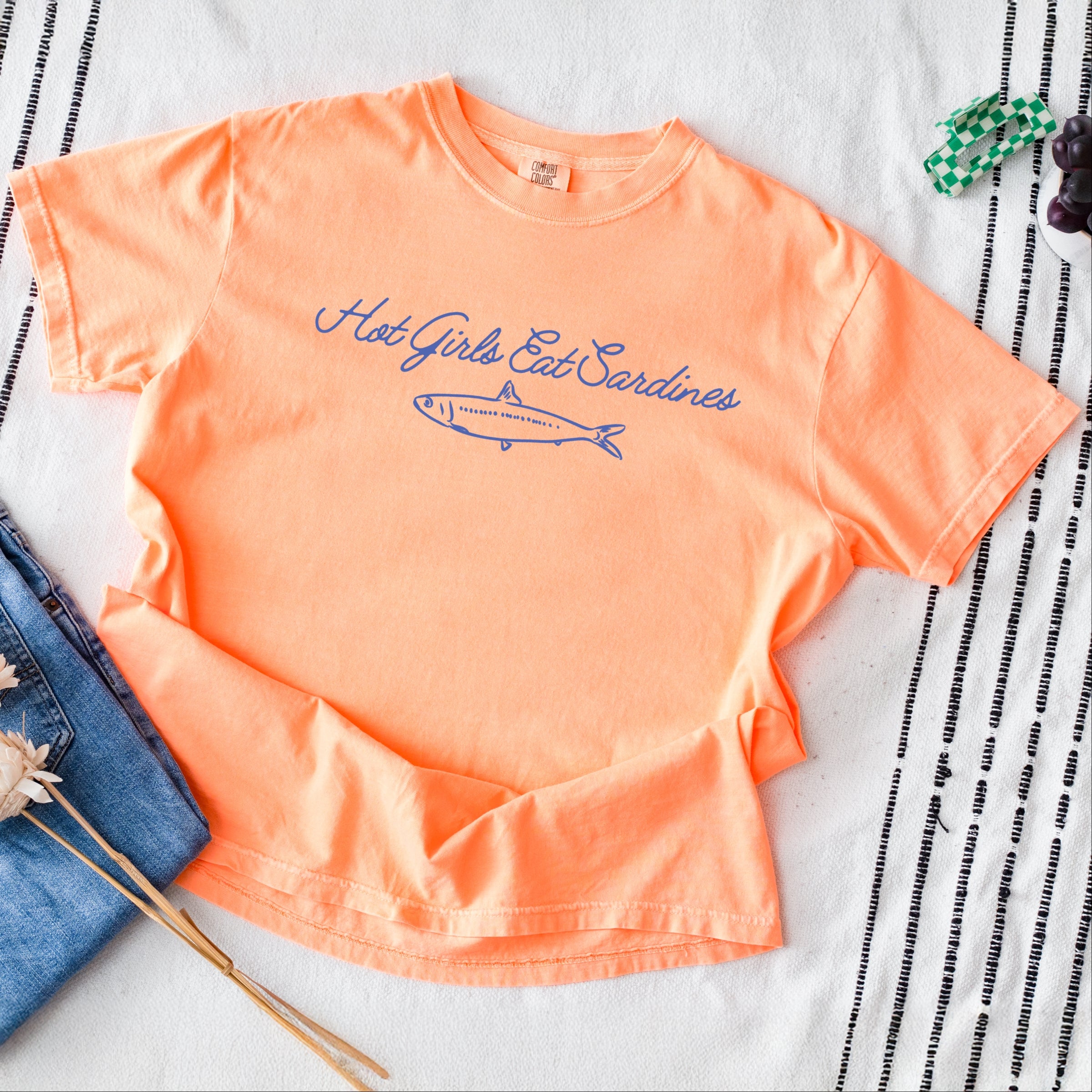 Hot Girls Eat Sardines Cursive - Women's Garment Dyed Graphic T-Shirt