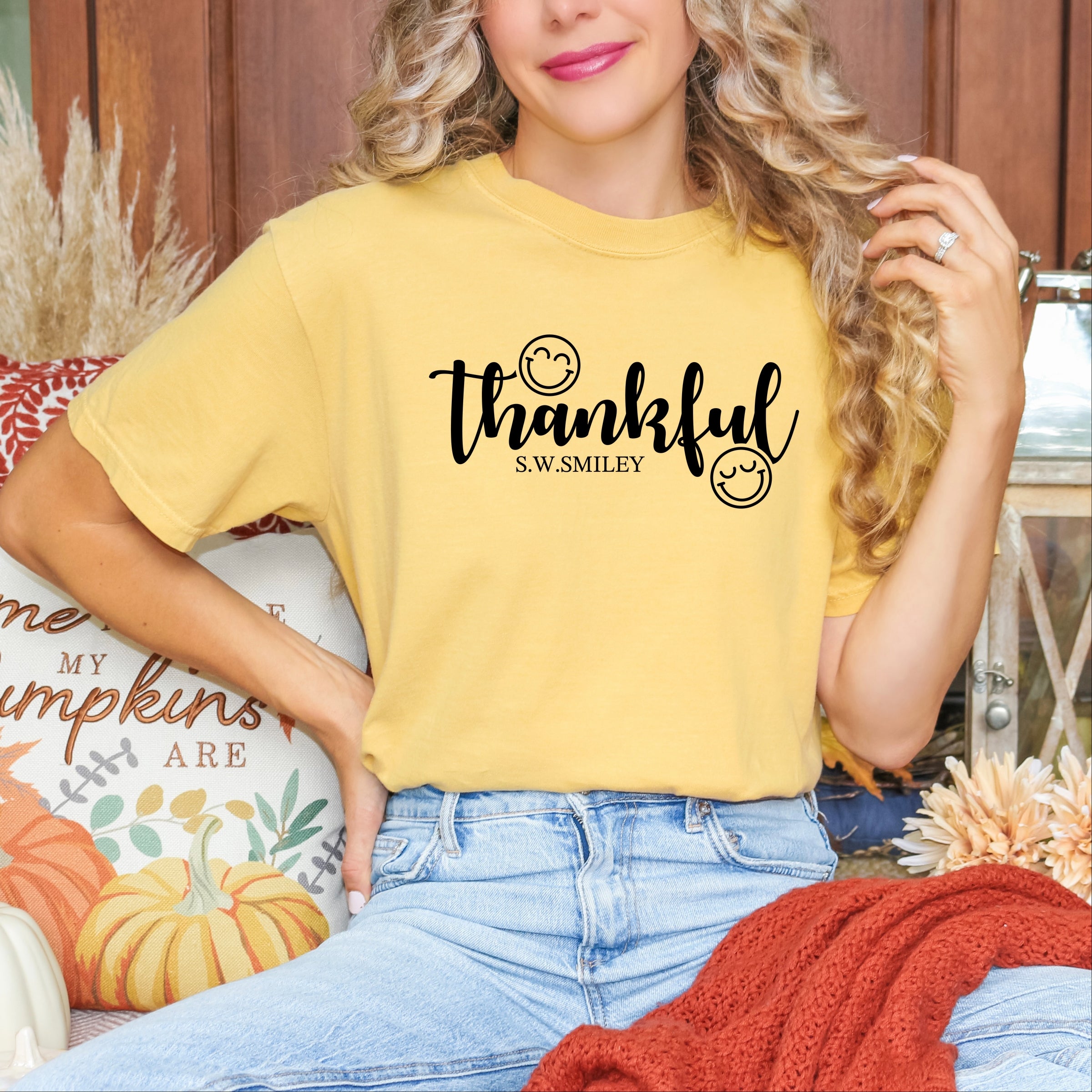 S.W.Smiley Thankful Cursive - Women's Garment Dyed Graphic T-Shirt