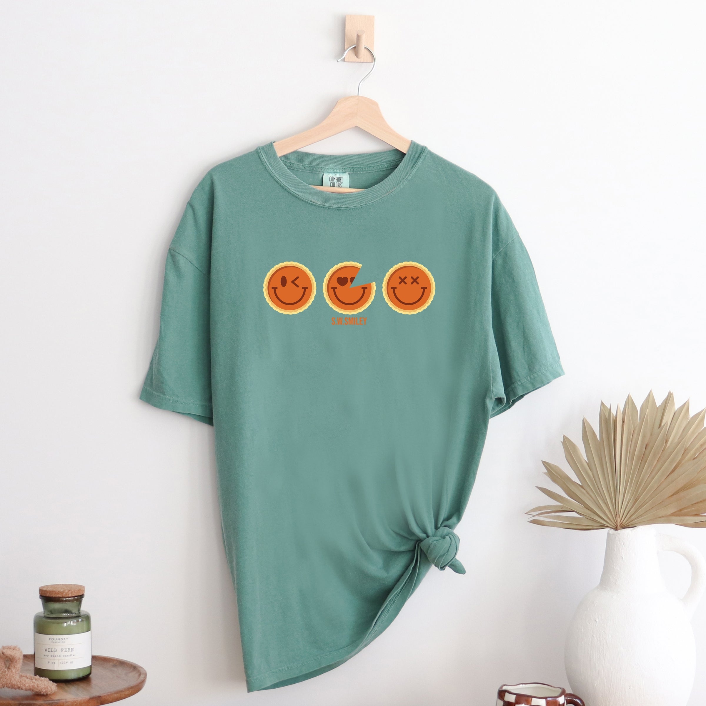 S.W.Smiley Pumpkin Pies - Women's Garment Dyed Graphic T-Shirt