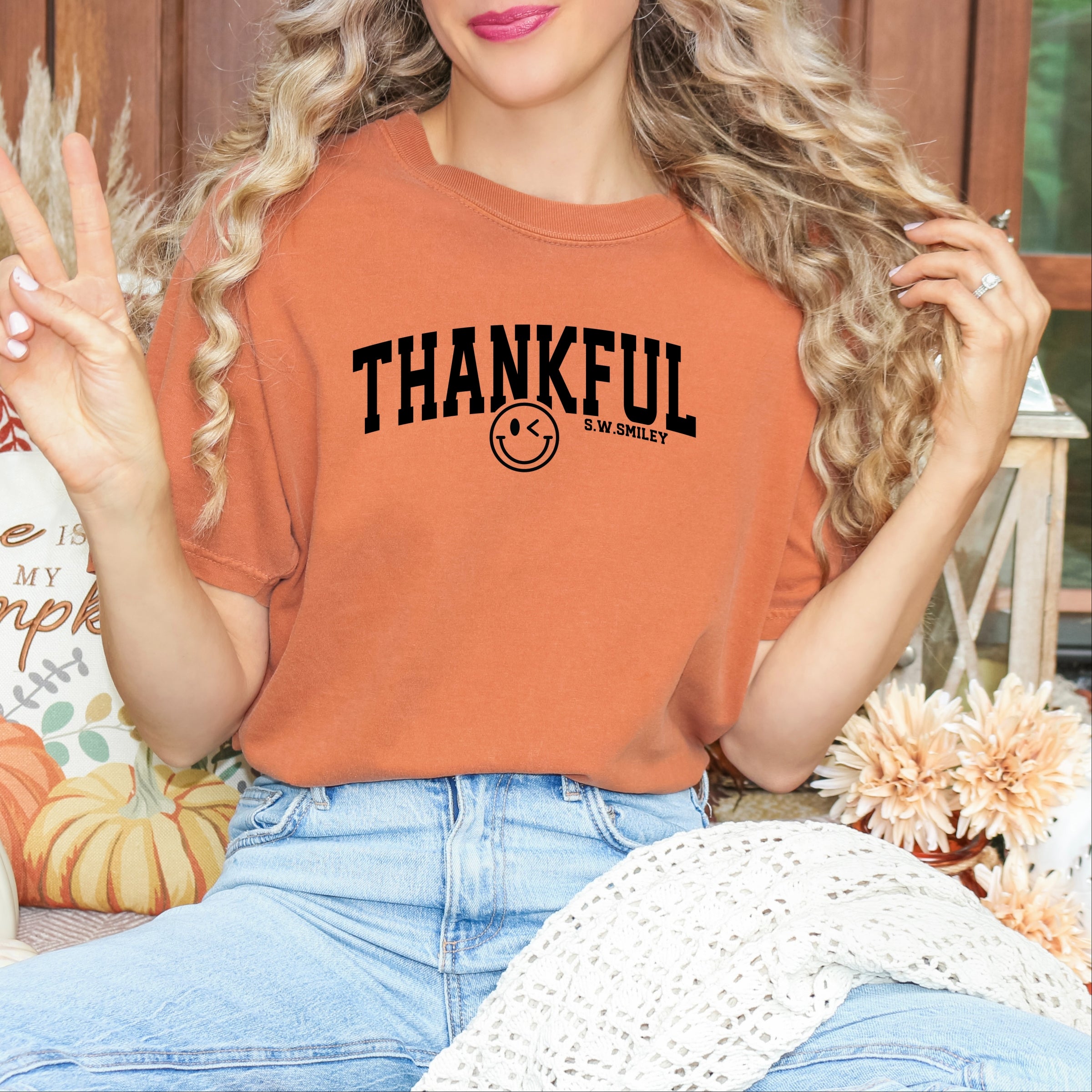 S.W.Smiley Thankful Varsity Arched - Women's Garment Dyed Graphic T-Shirt