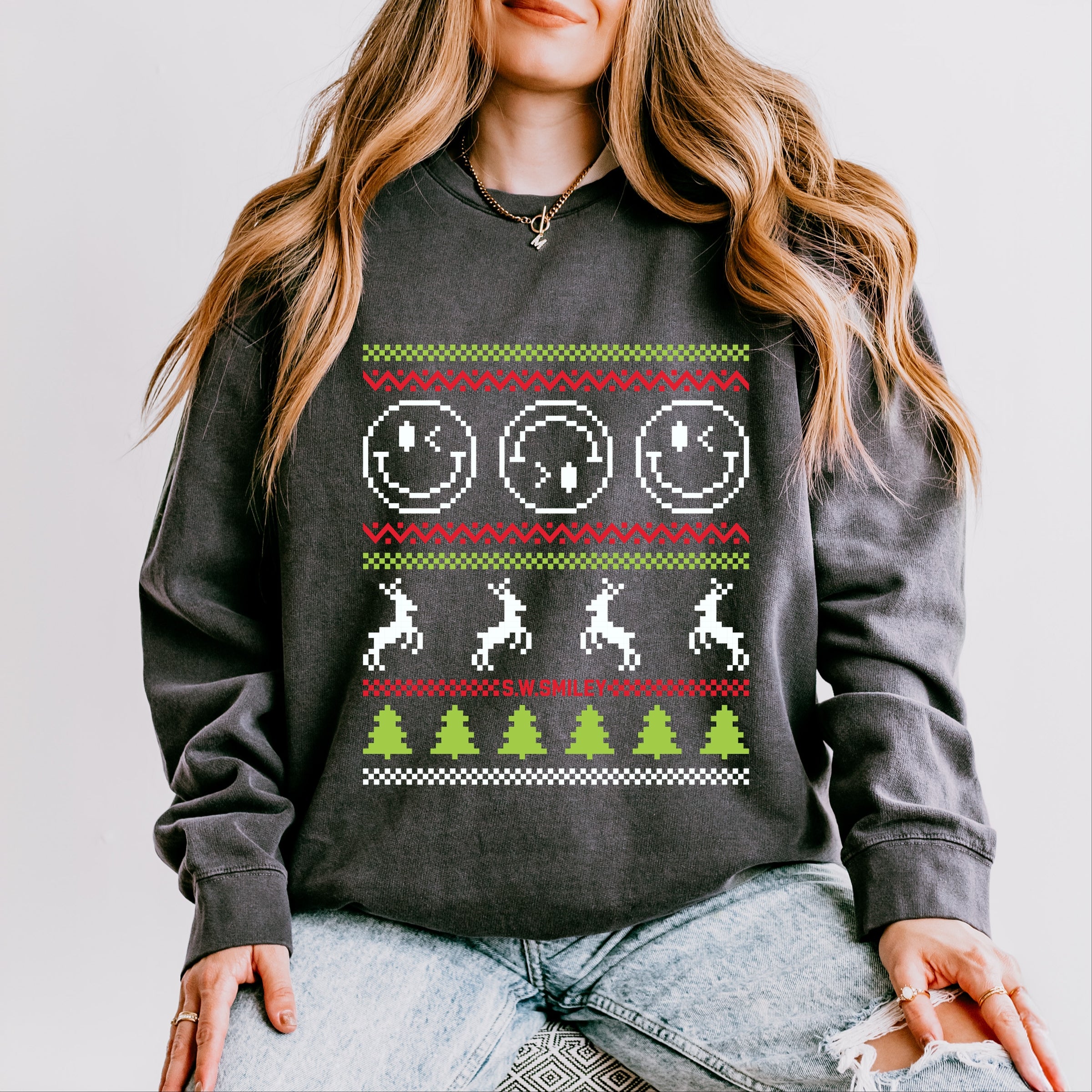 S.W.Smiley Ugly Christmas Sweater Pixels - Women's Lightweight Garment Dyed Sweatshirt