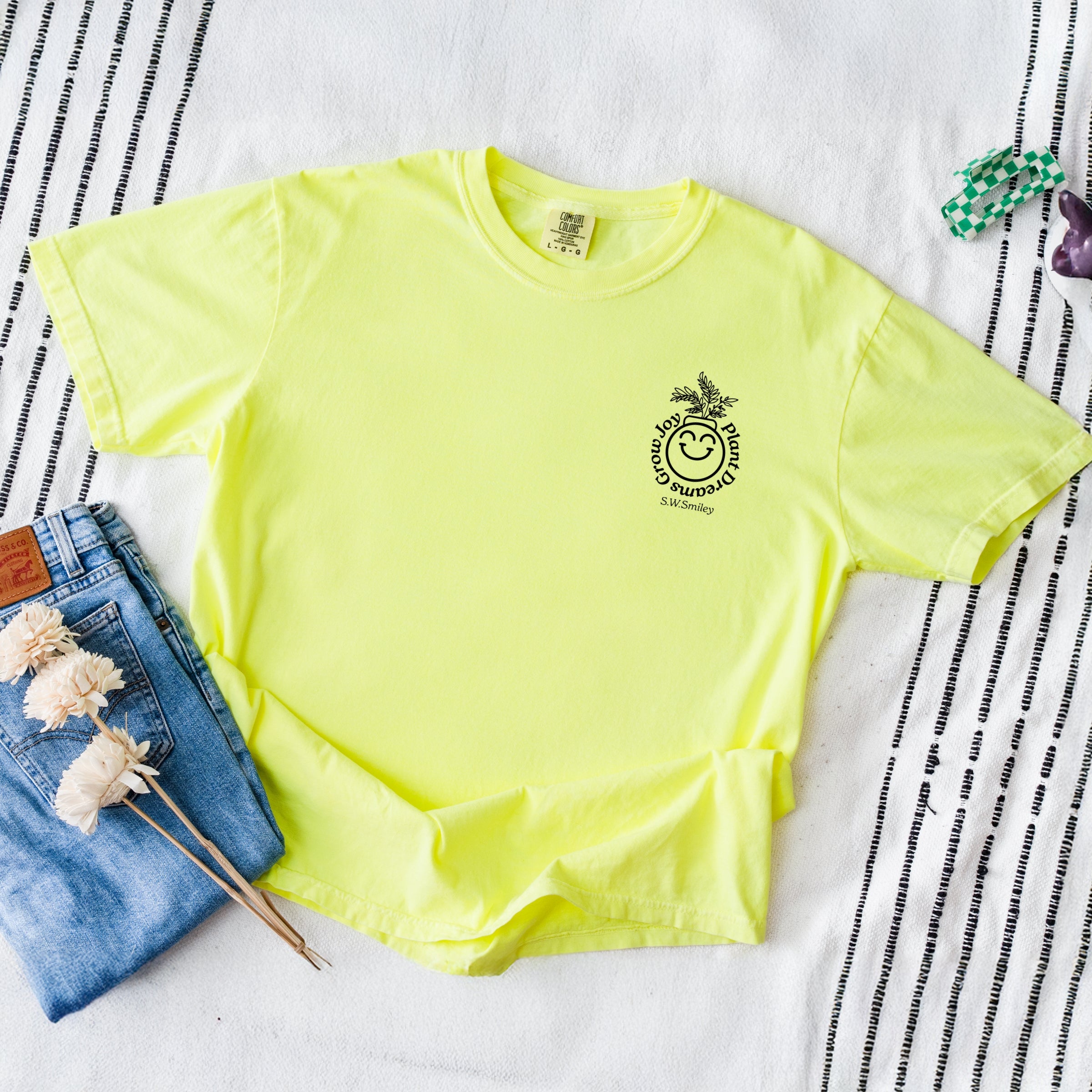 S.W.Smiley Plant Dreams Grow Joy Outline - Women's Garment Dyed Graphic T-Shirt