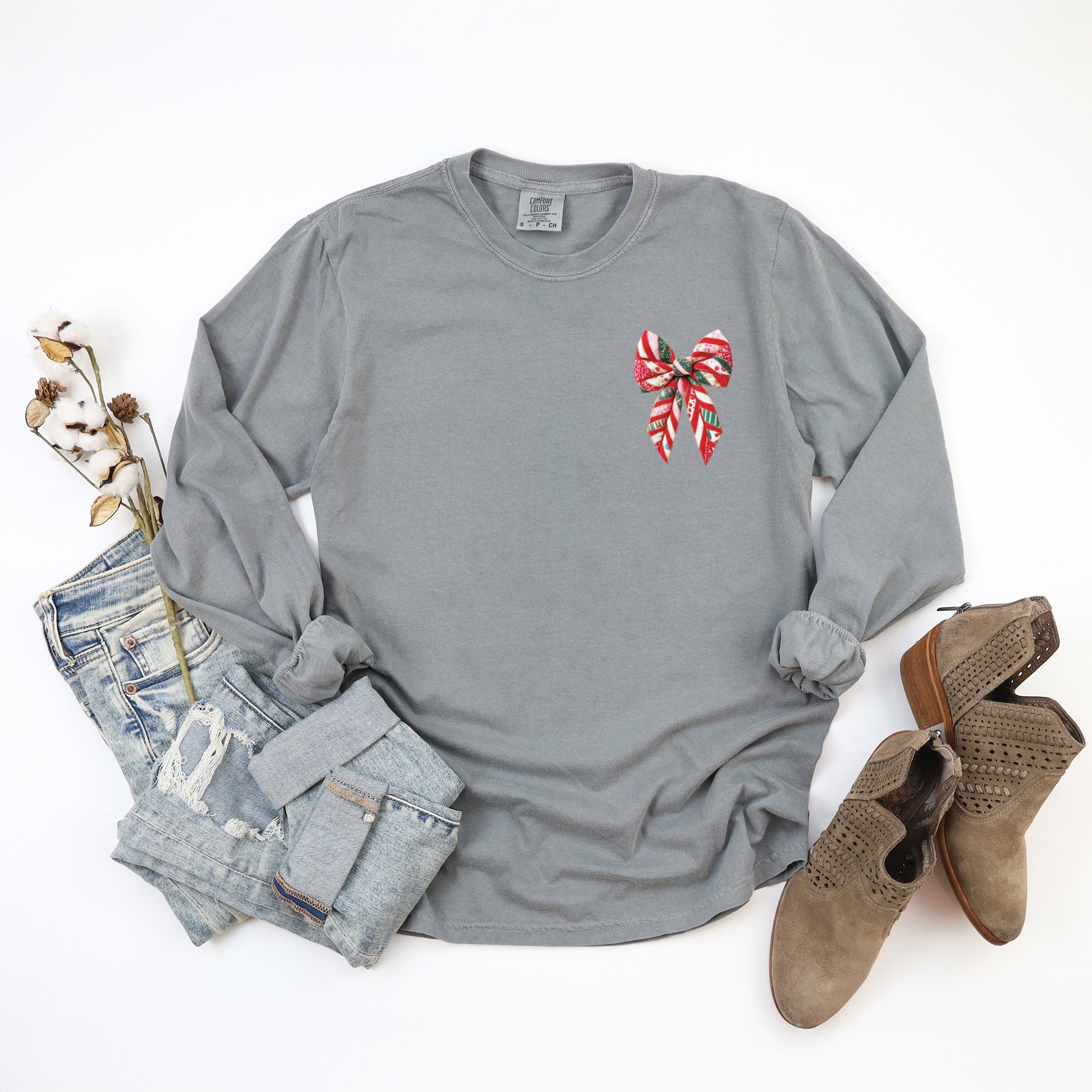 Christmas Bow Quilted Print - Women's Garment Dyed Long Sleeve Graphic T-Shirt