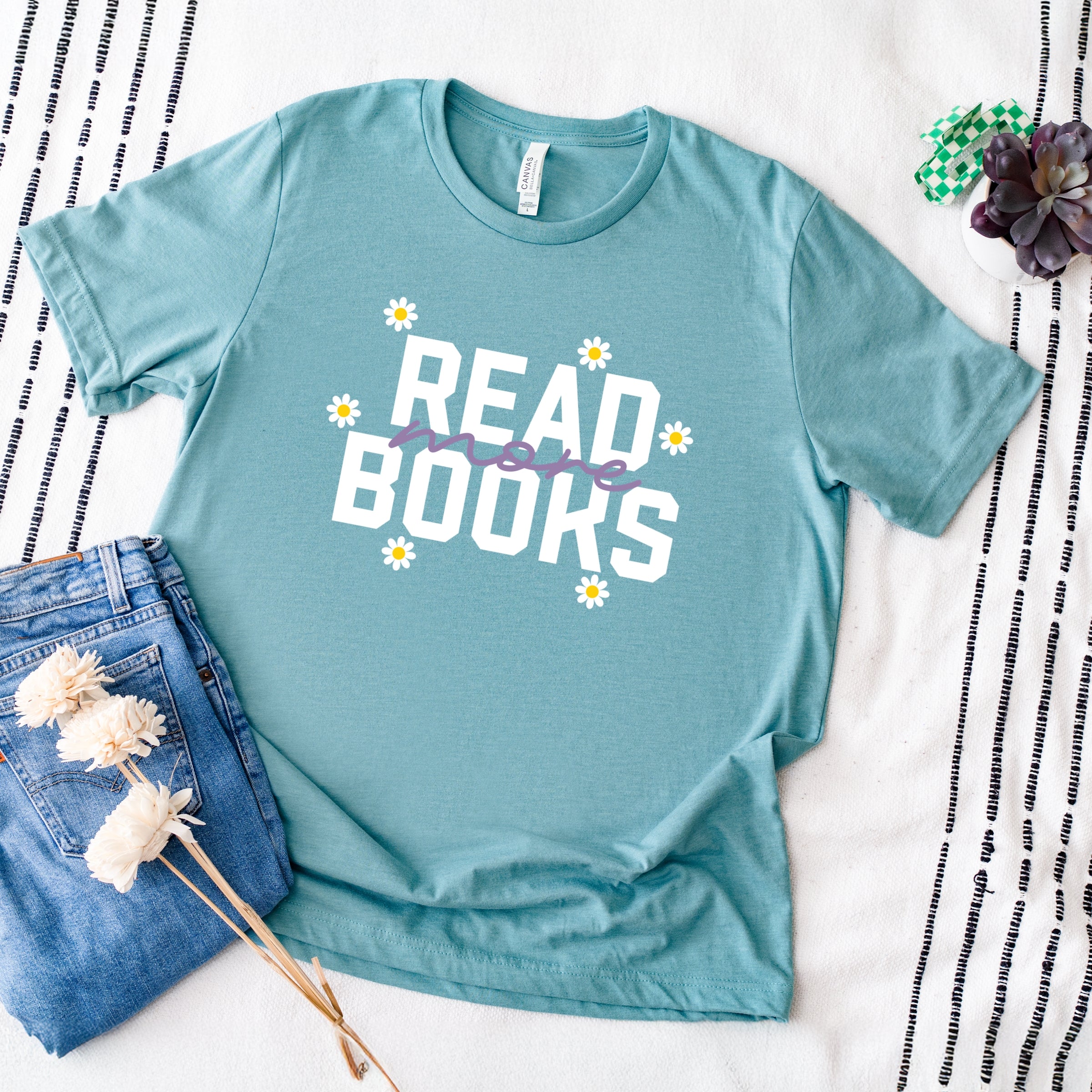 Read More Books Daisies - Women's Short Sleeve Graphic T-Shirt