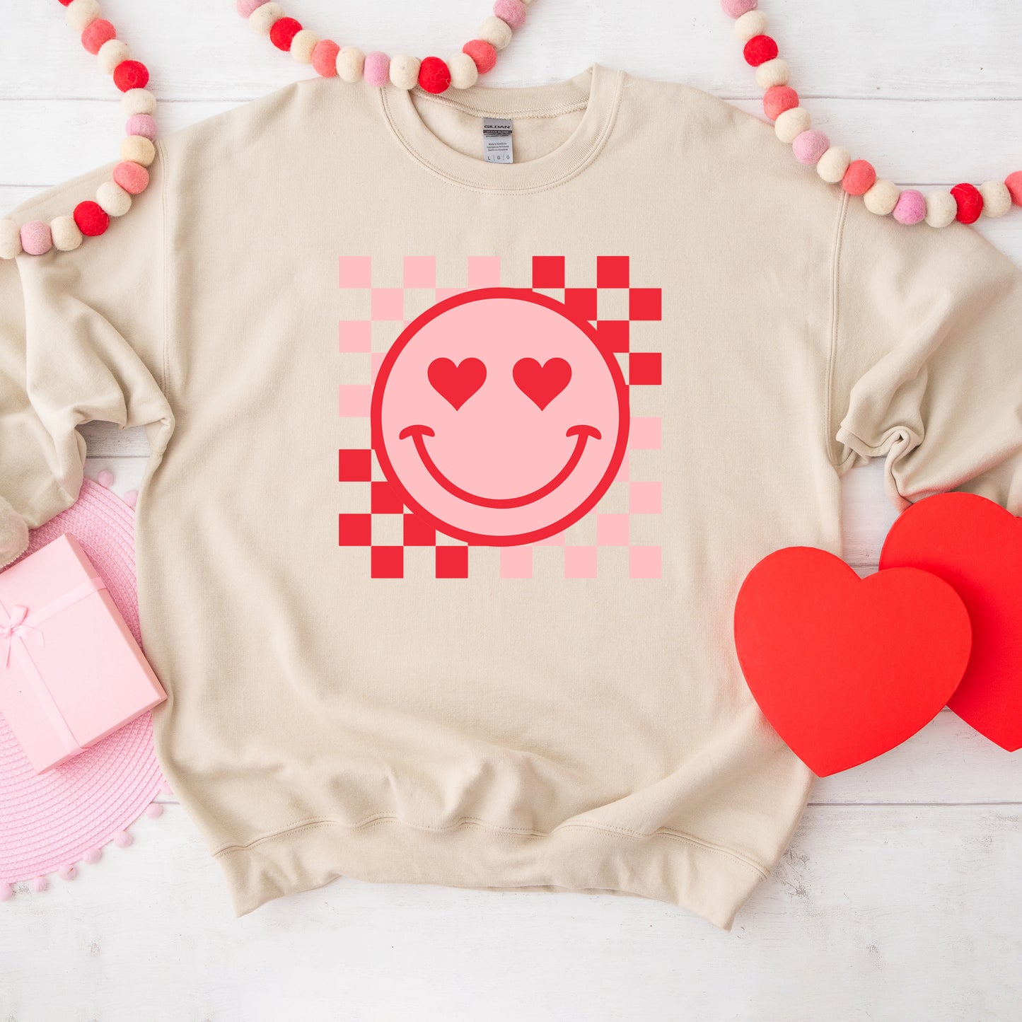 Checkered Heart Eyes Smiley | Sweatshirt