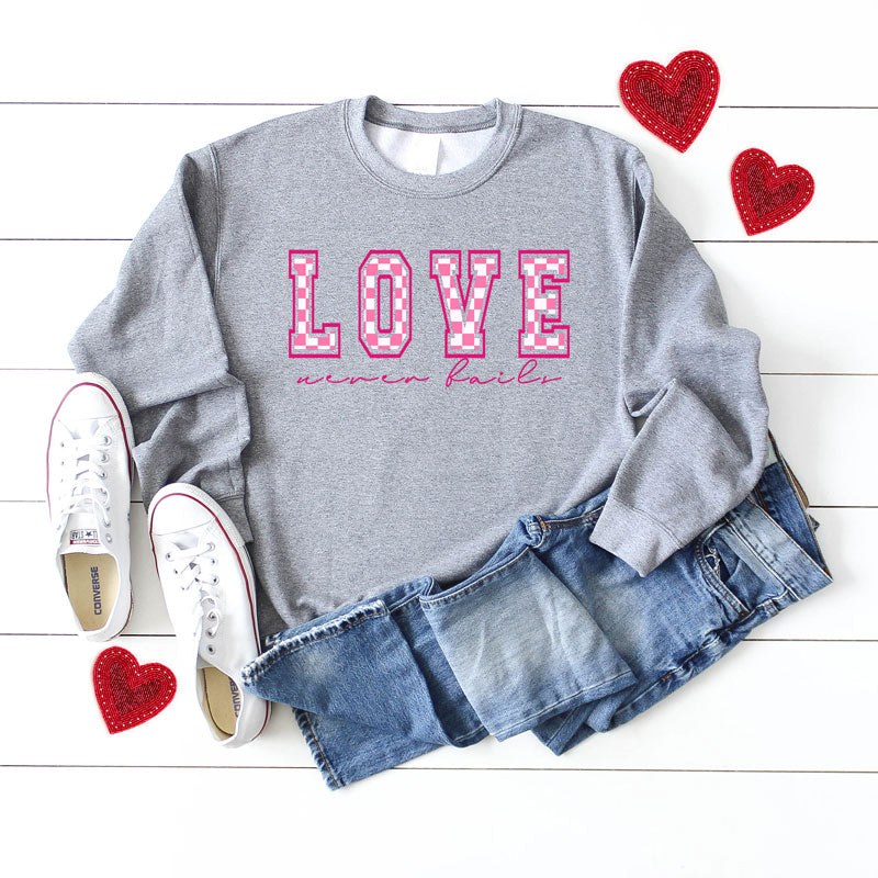 Love Never Fails Checkered | Sweatshirt