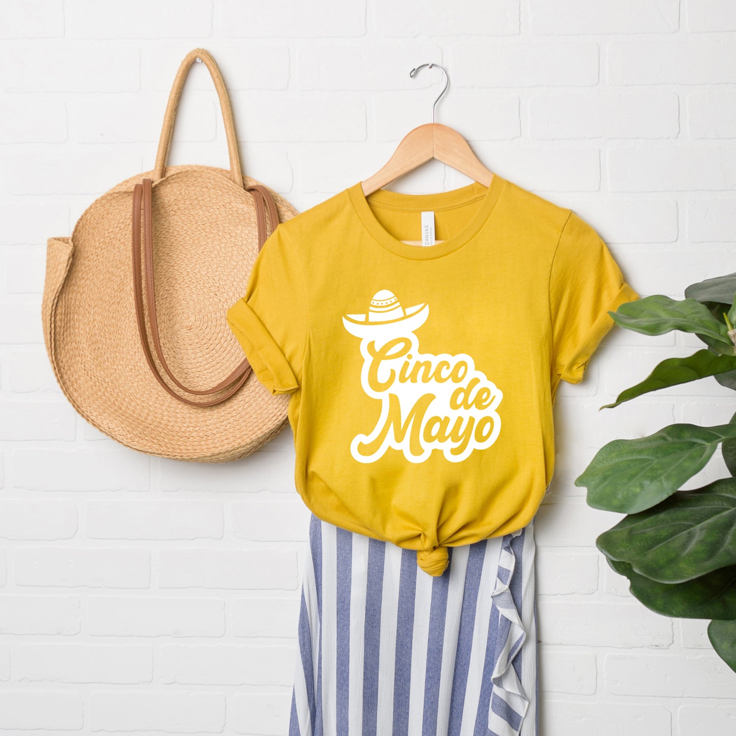 Cinco De Mayo Cursive | Short Sleeve Graphic Tee