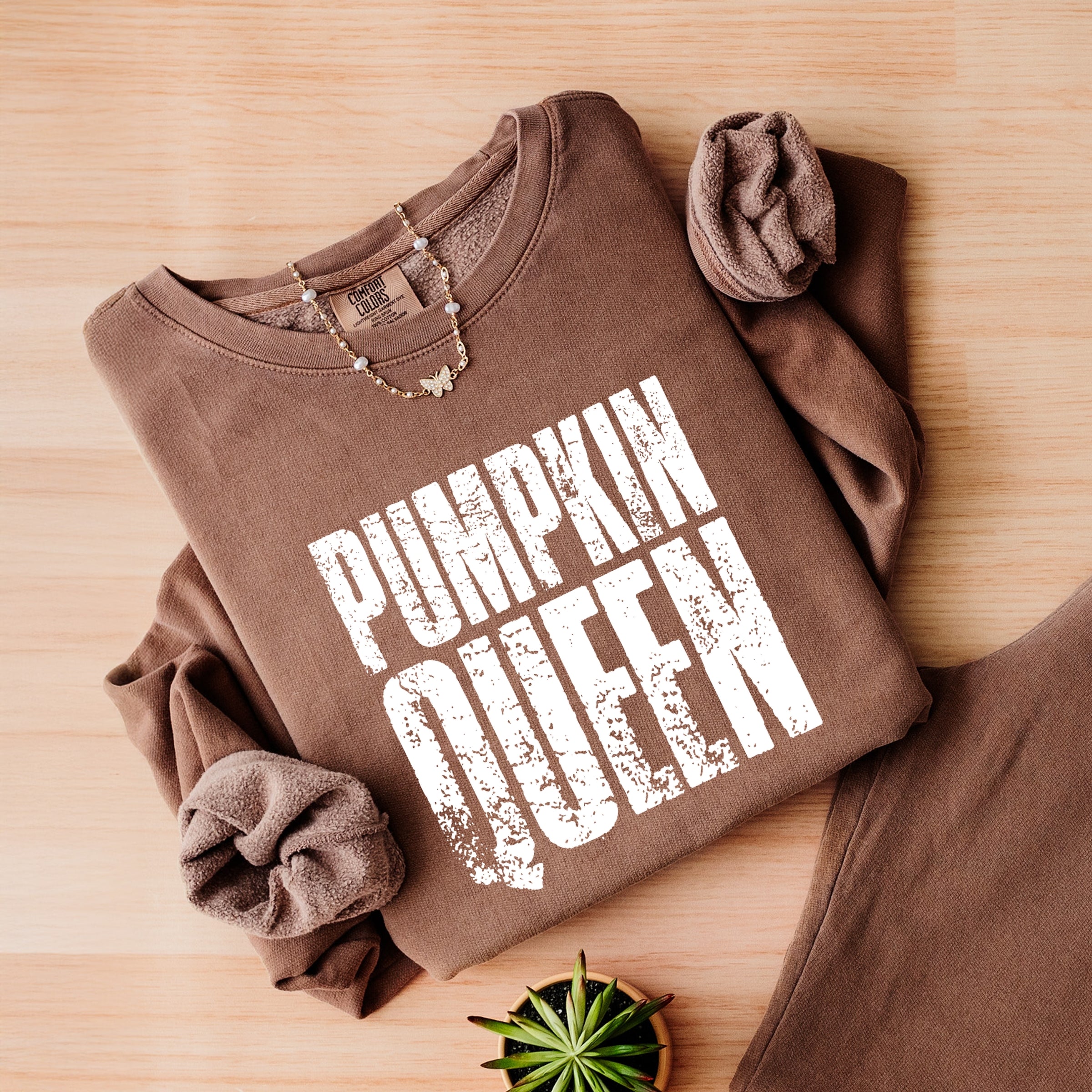 Pumpkin Queen Distressed - Women's Lightweight Garment Dyed Sweatshirt