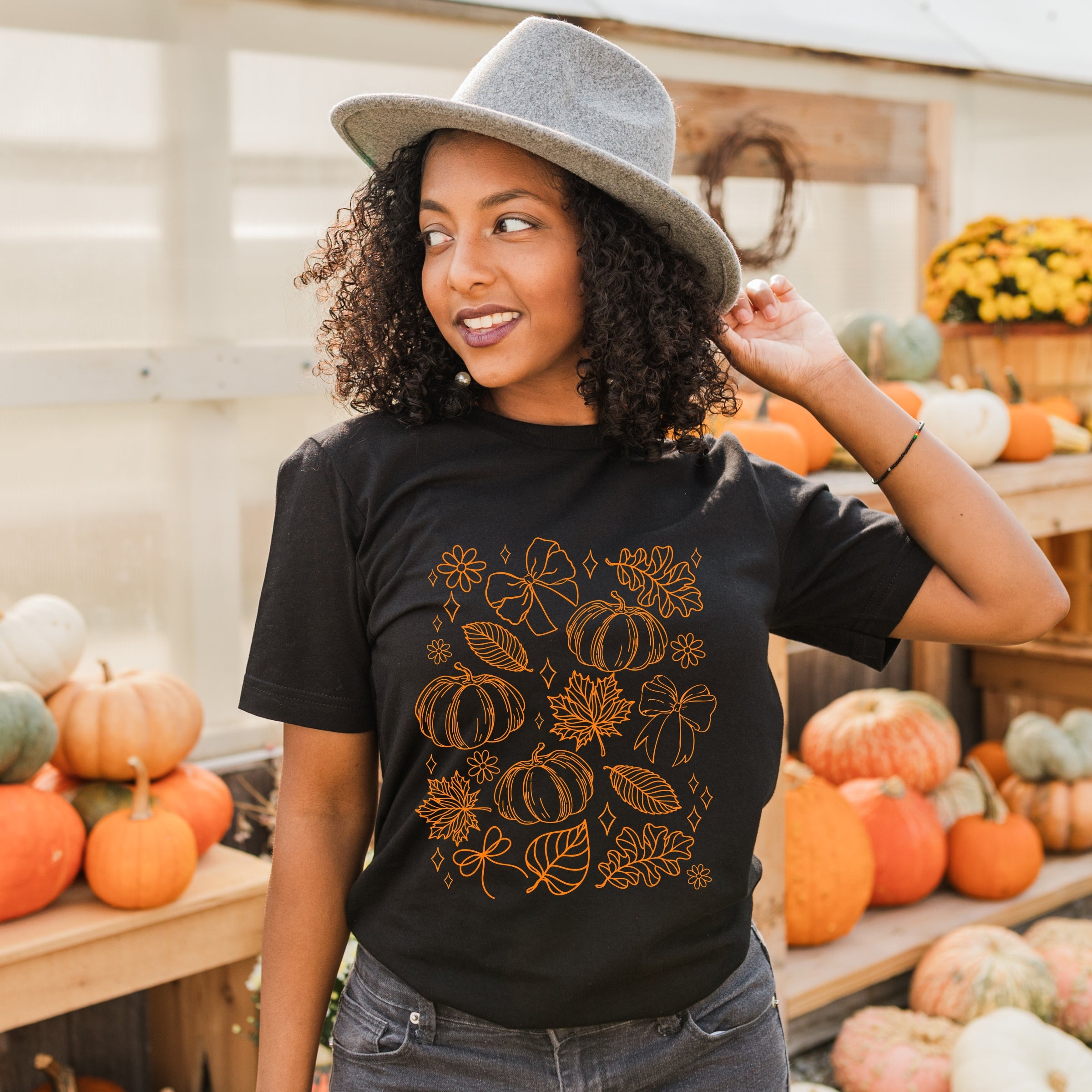 Fall Decorations Outline - Women's Short Sleeve Graphic T-Shirt