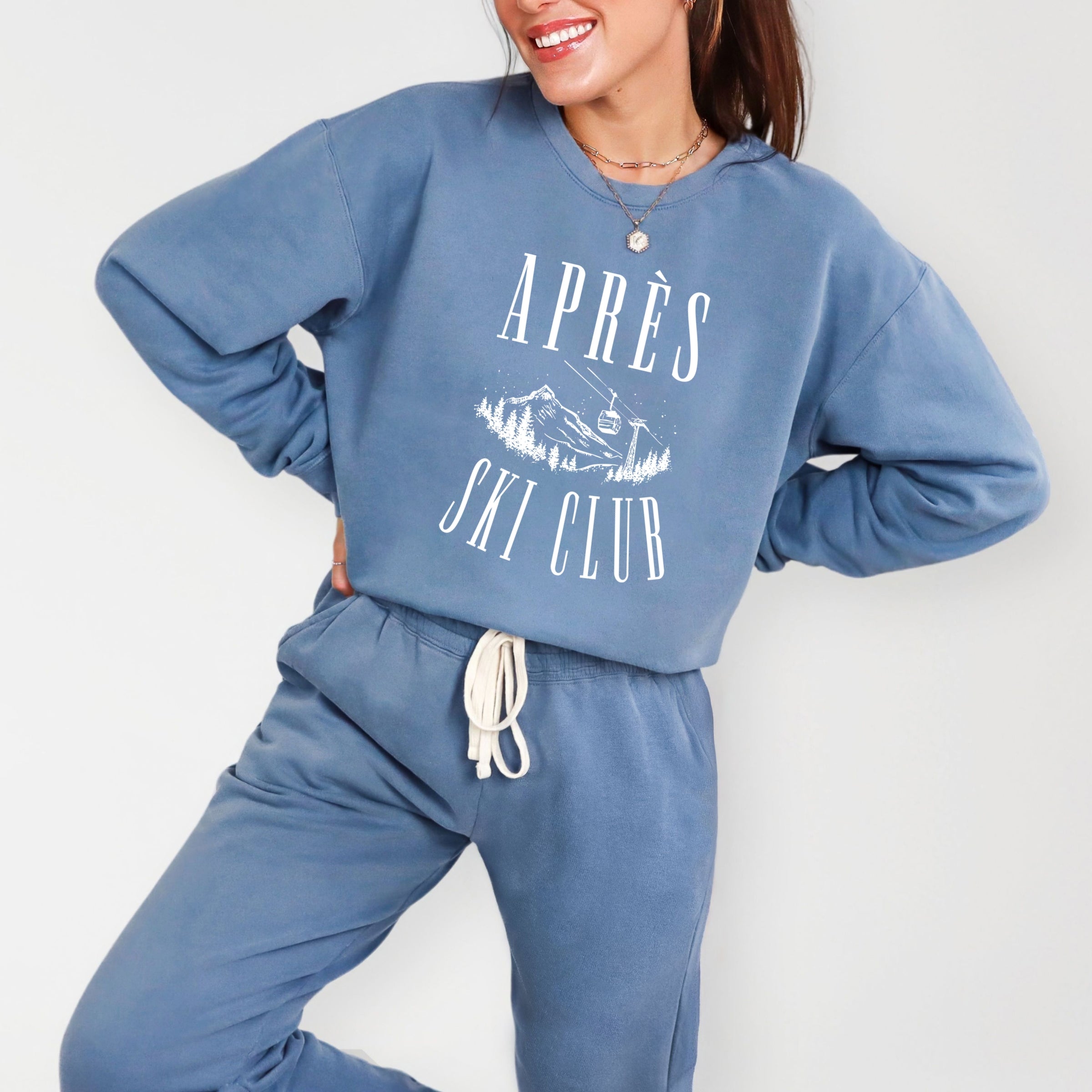 Aprés Ski Lift Outline - Women's Lightweight Garment Dyed Sweatshirt