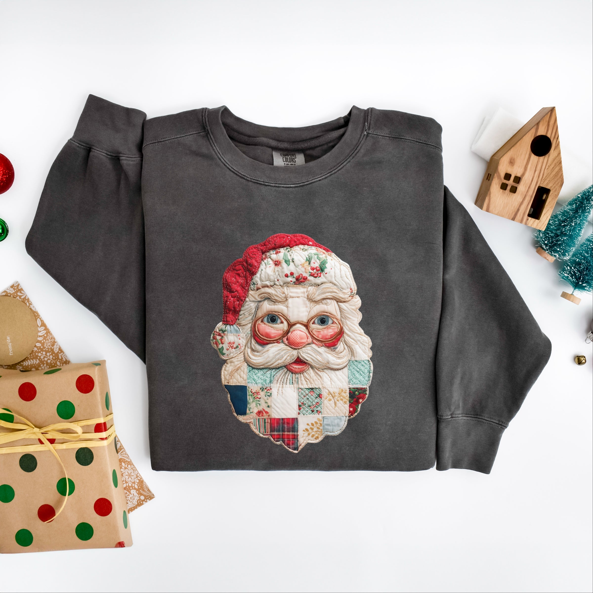 Santa Face Patchwork Print - Women's Garment Dyed Sweatshirt