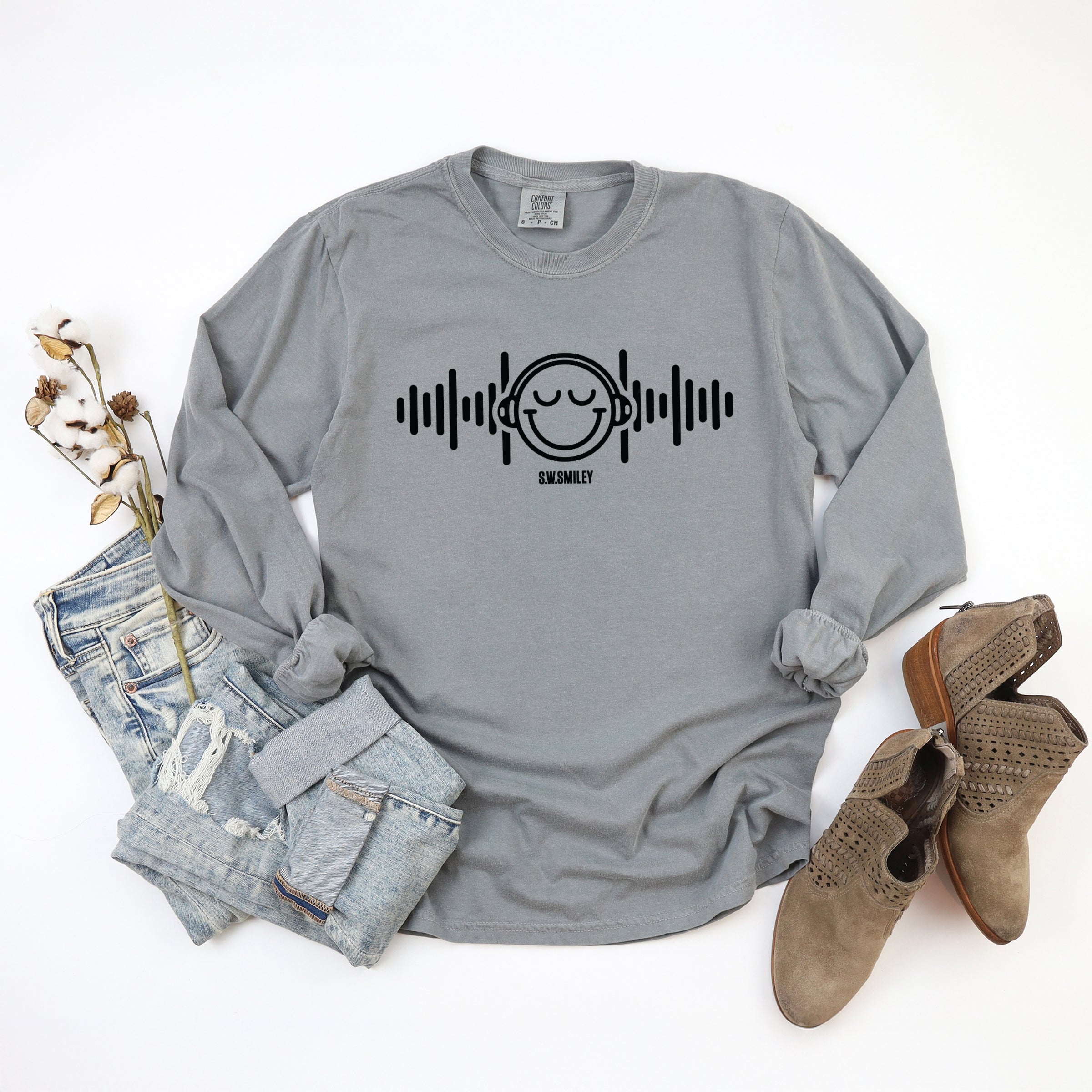 S.W.Smiley Headphones Music - Women's Garment Dyed Long Sleeve Graphic T-Shirt
