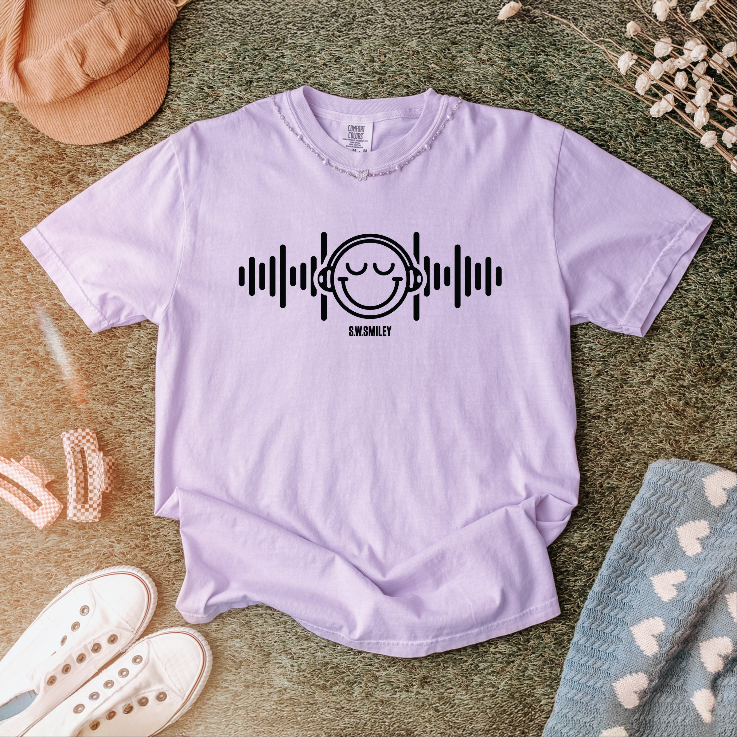 S.W.Smiley Headphones Music - Women's Garment Dyed Graphic T-Shirt