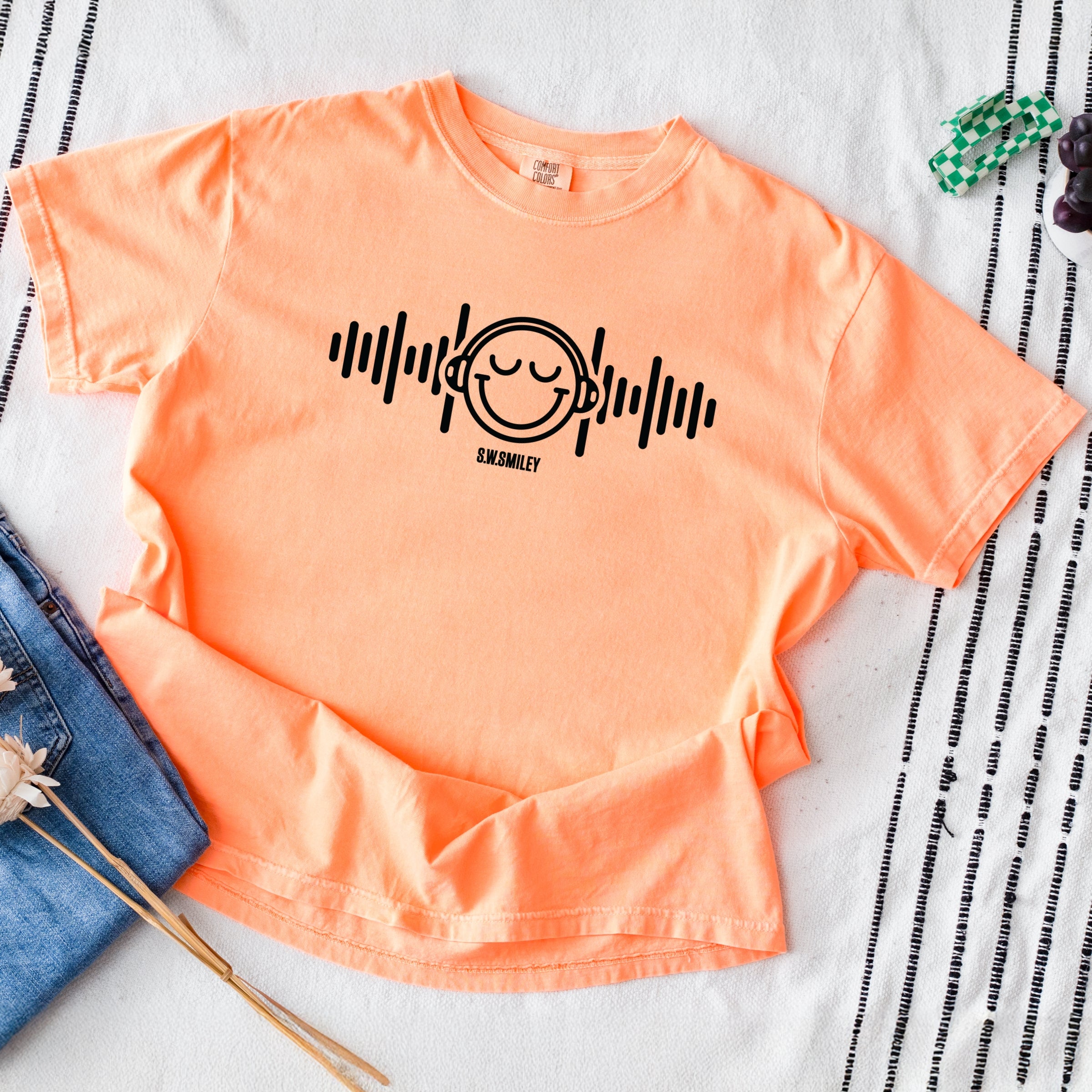 S.W.Smiley Headphones Music - Women's Garment Dyed Graphic T-Shirt