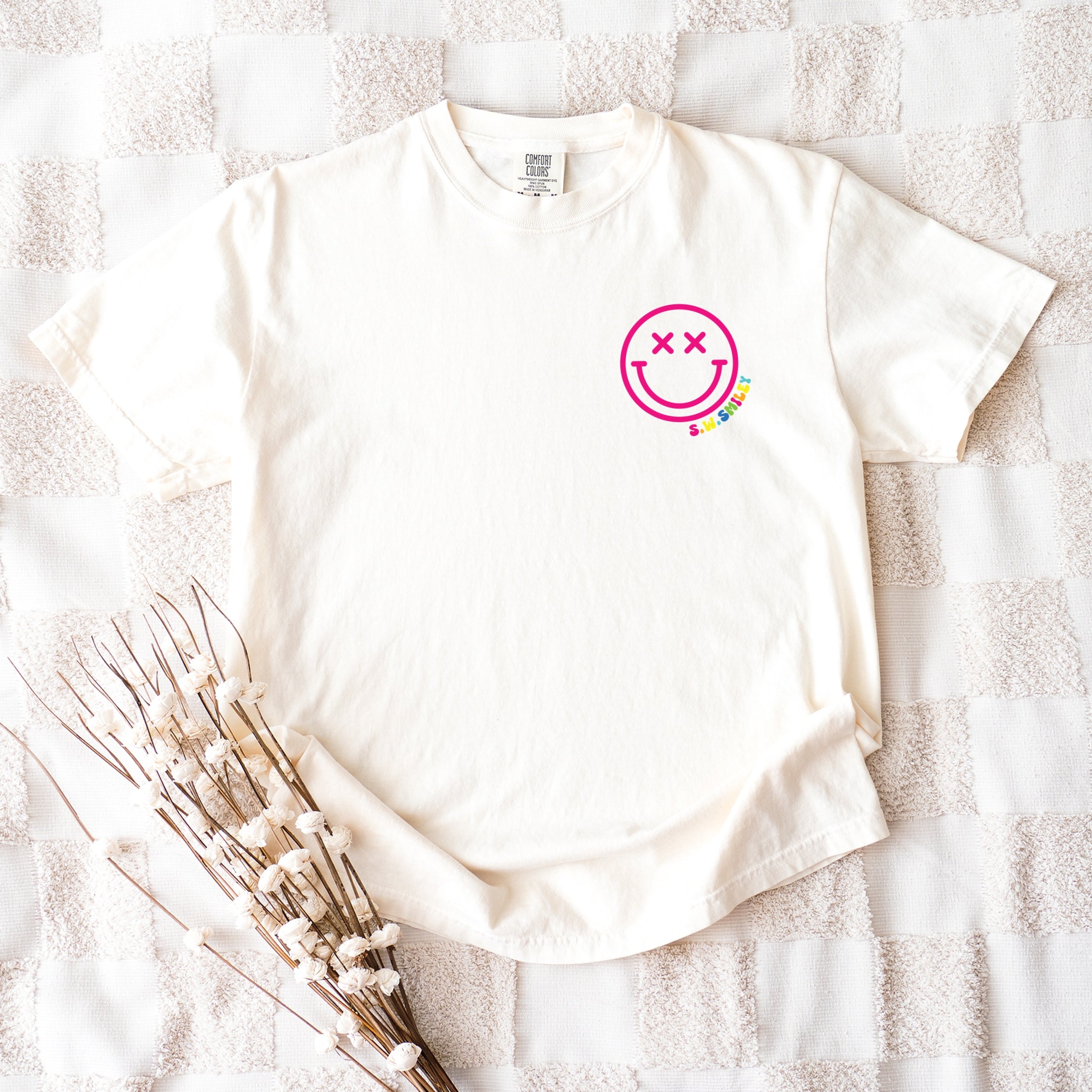 S.W.Smiley Simple Wink Bold - Women's Garment Dyed Graphic T-Shirt