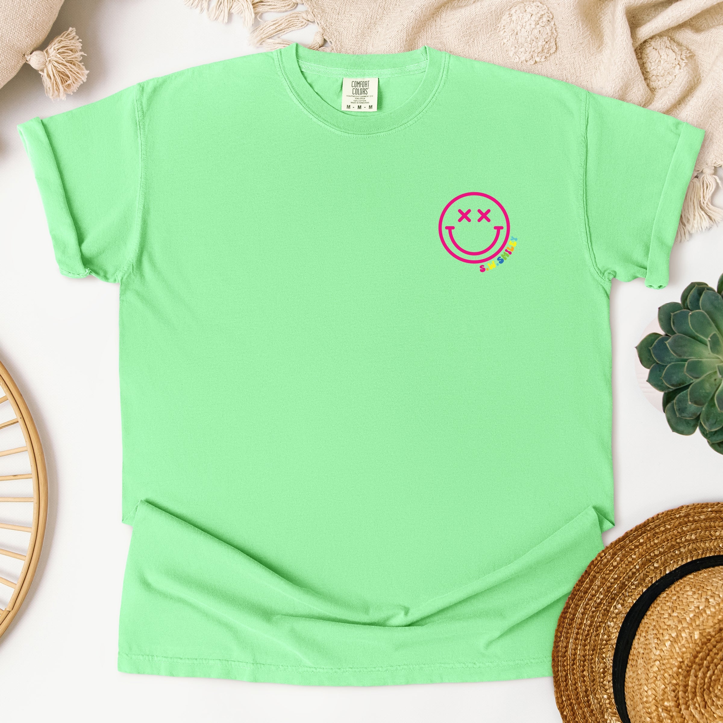 S.W.Smiley Simple Wink Bold - Women's Garment Dyed Graphic T-Shirt