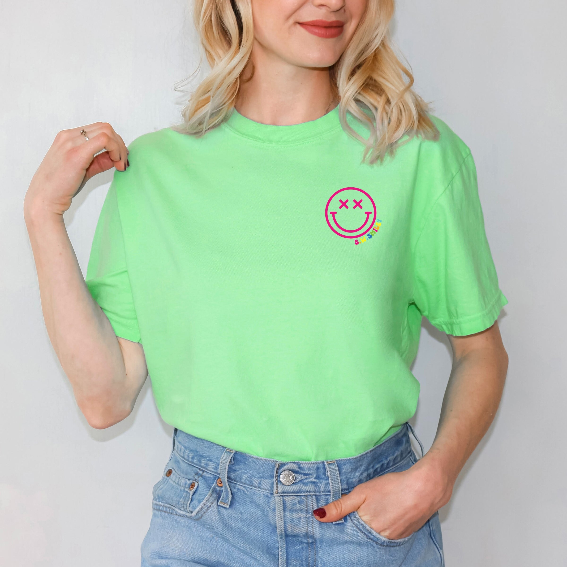 S.W.Smiley Simple Wink Bold - Women's Garment Dyed Graphic T-Shirt