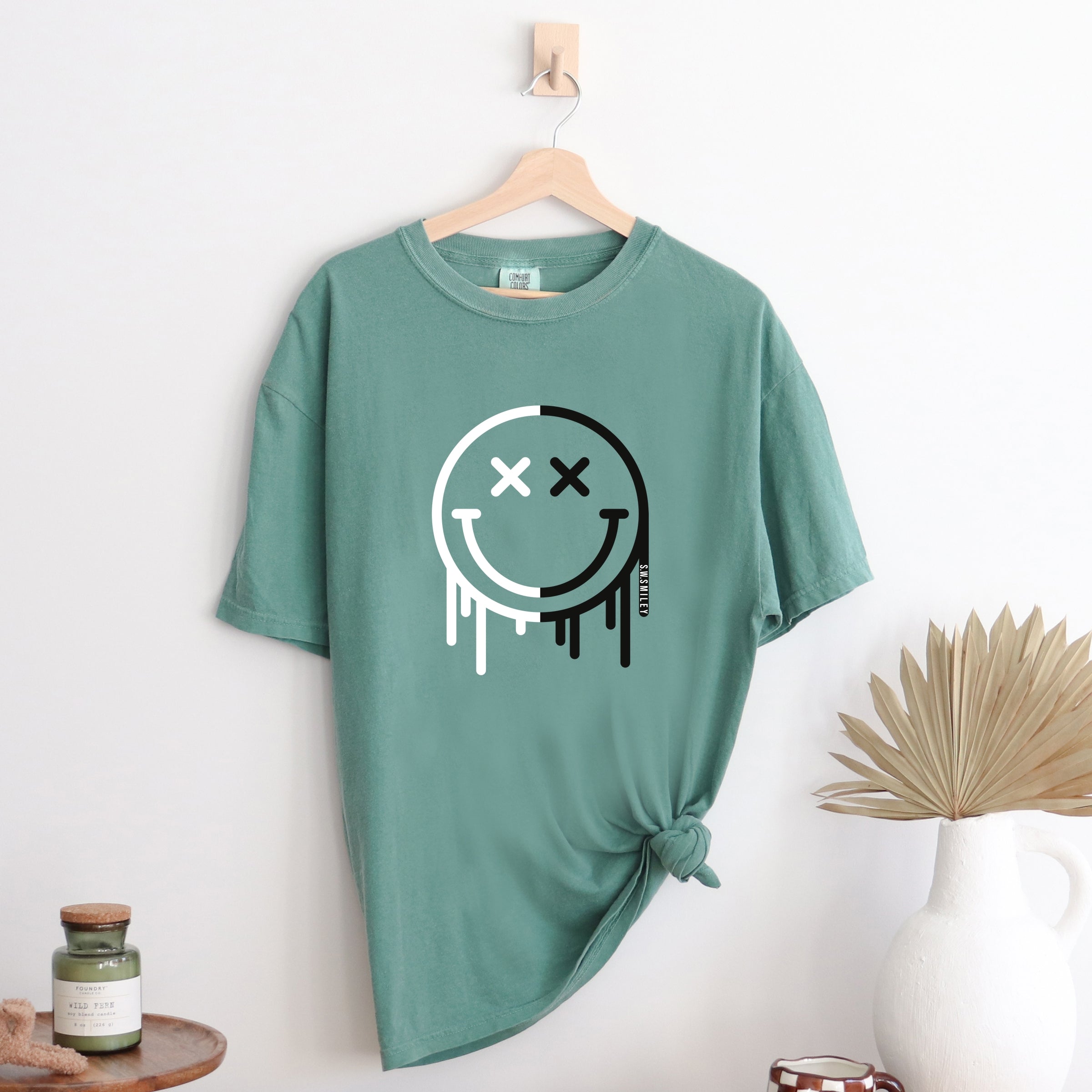 S.W.Smiley Black And White Drip - Women's Garment Dyed Graphic T-Shirt