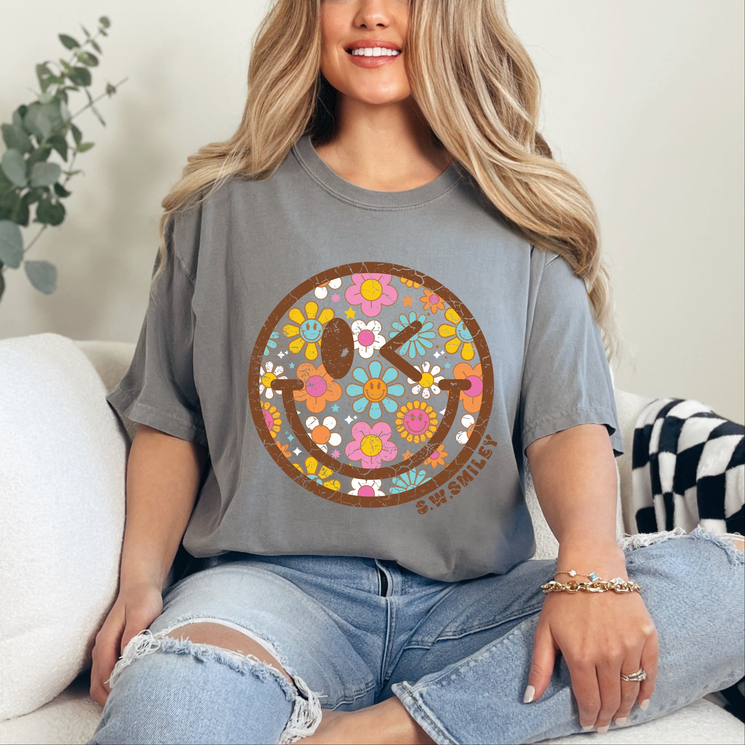 S.W.Smiley Groovy Floral Outline - Women's Garment Dyed Graphic T-Shirt