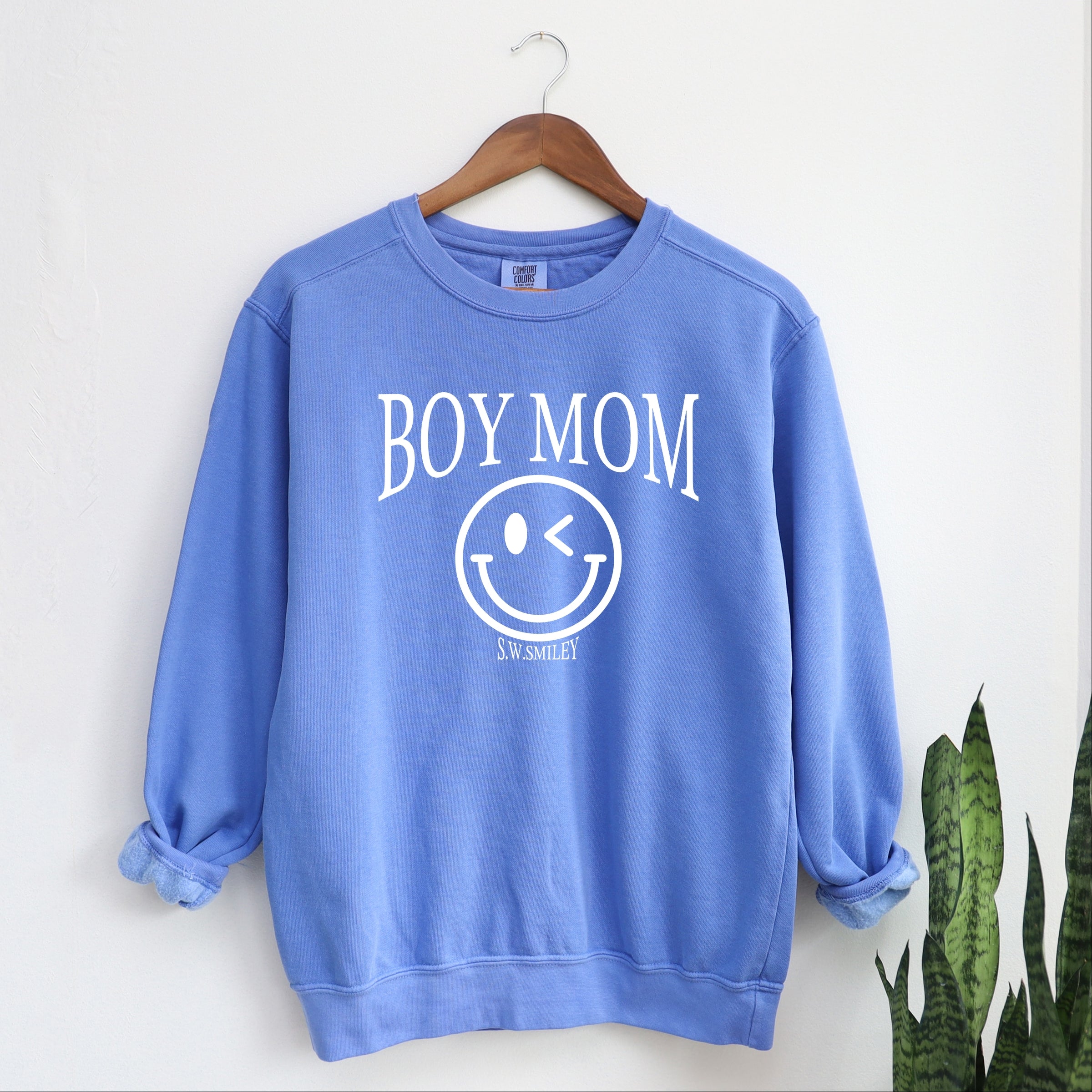 S.W.Smiley Boy Mom Outline - Women's Garment Dyed Graphic Sweatshirt