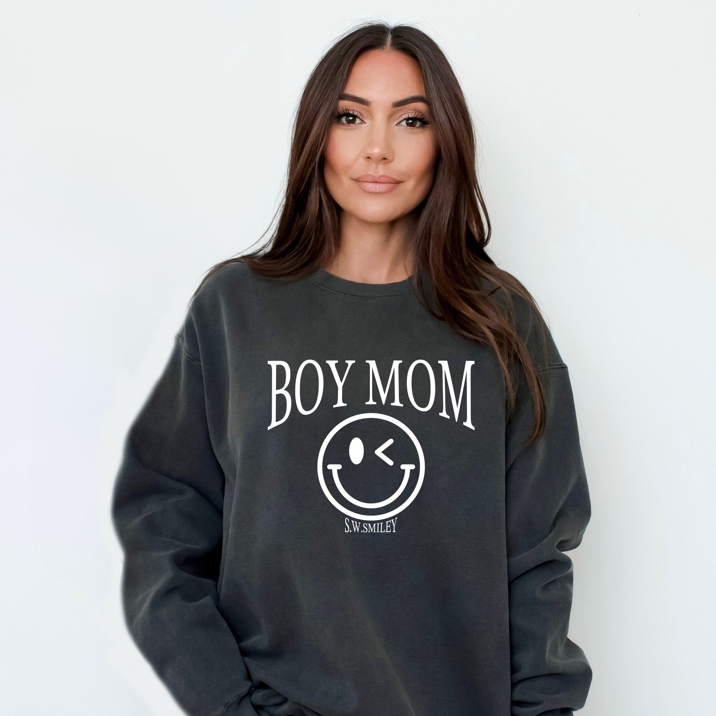 S.W.Smiley Boy Mom Outline - Women's Garment Dyed Graphic Sweatshirt