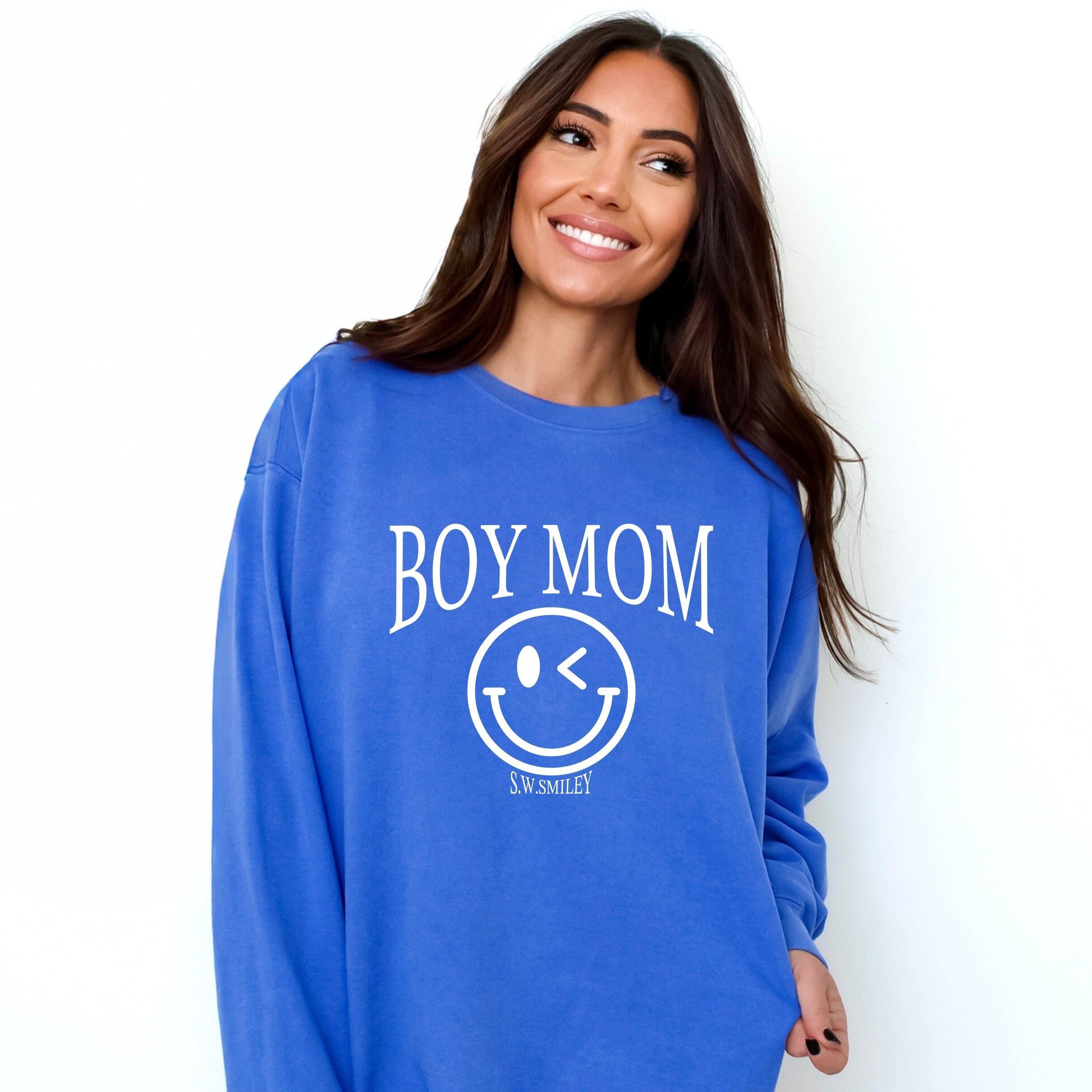 S.W.Smiley Boy Mom Outline - Women's Garment Dyed Graphic Sweatshirt
