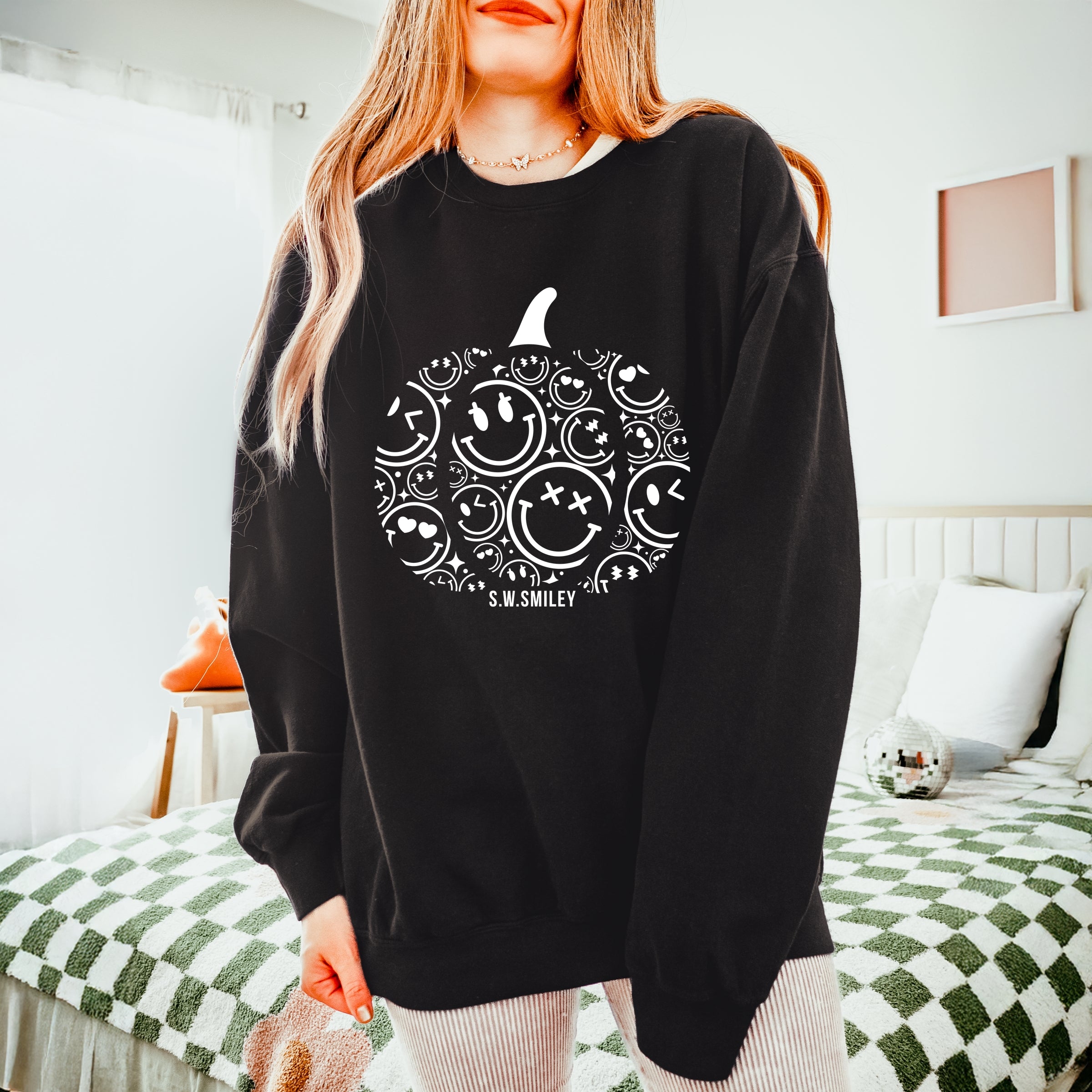 S.W.Smiley Pumpkin Outline - Lightweight Garment Dyed Sweatshirt