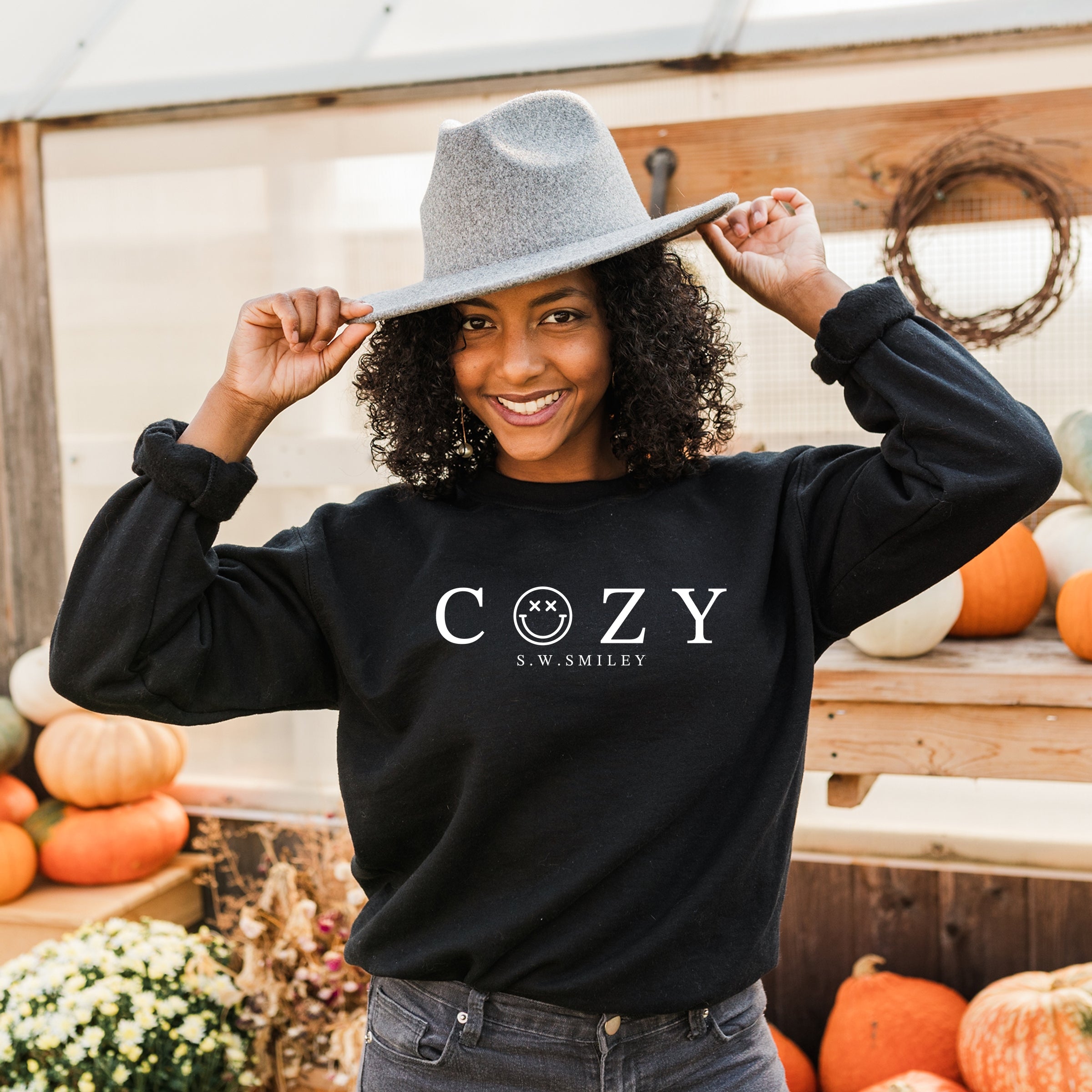 S.W.Smiley Cozy Outline - Women's Graphic Sweatshirt