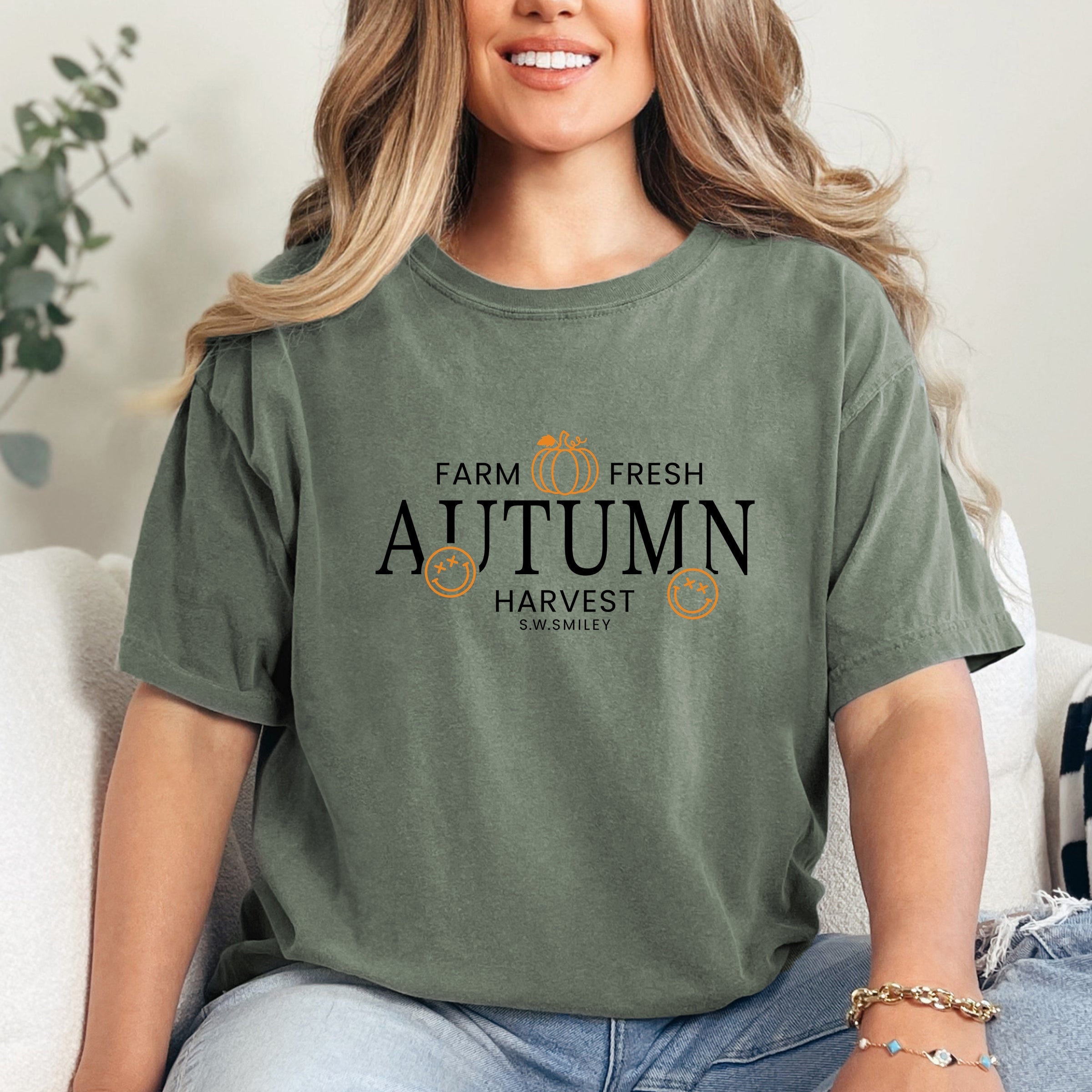 S.W.Smiley Farm Fresh Autumn Harvest - Women's Garment Dyed Graphic T-Shirt