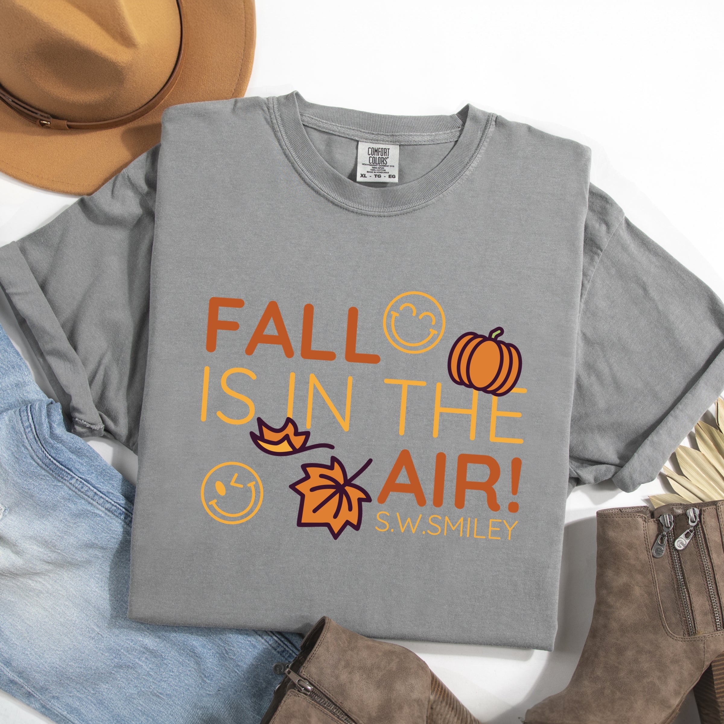 S.W.Smiley Fall Is In The Air - Women's Garment Dyed Graphic T-Shirt