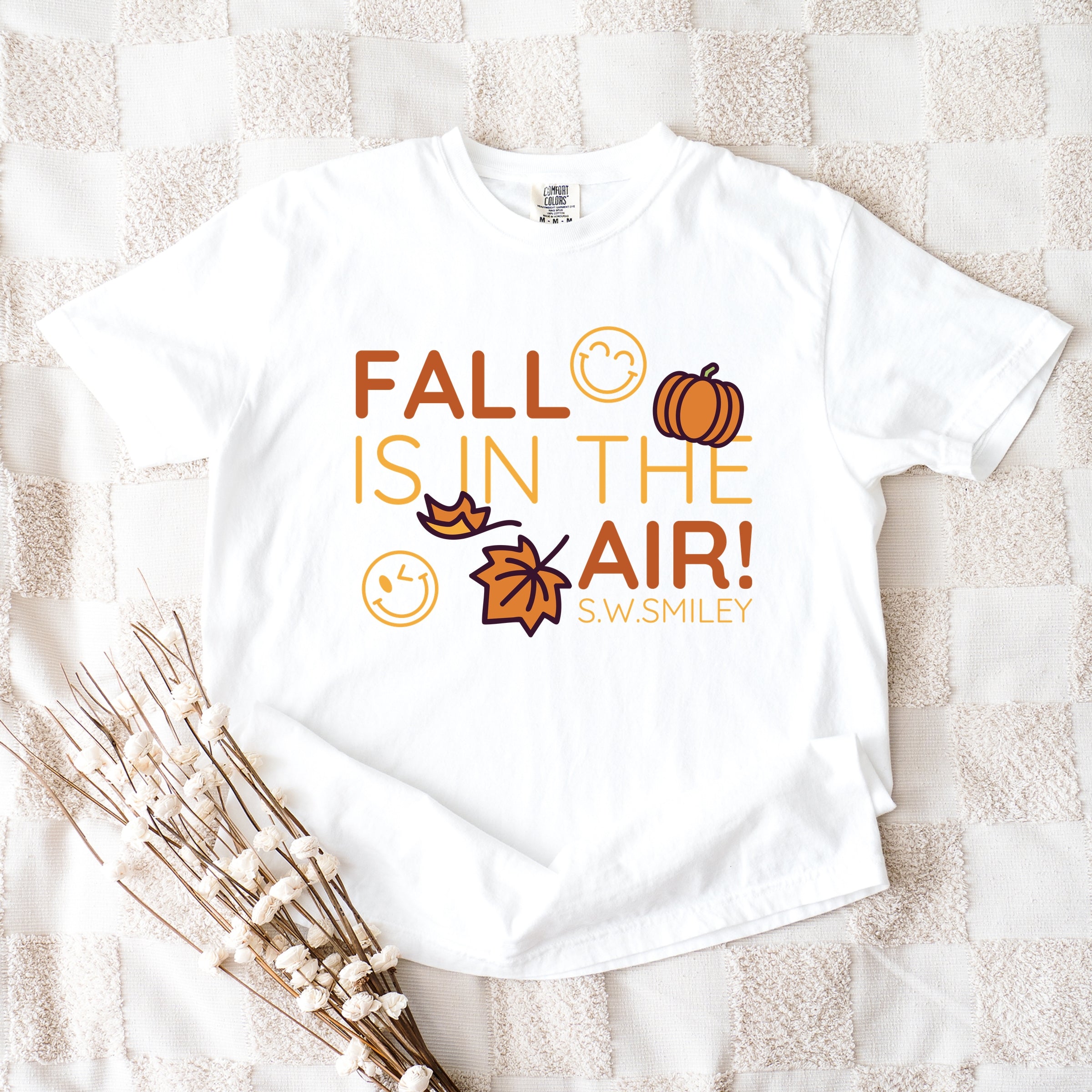 S.W.Smiley Fall Is In The Air - Women's Garment Dyed Graphic T-Shirt