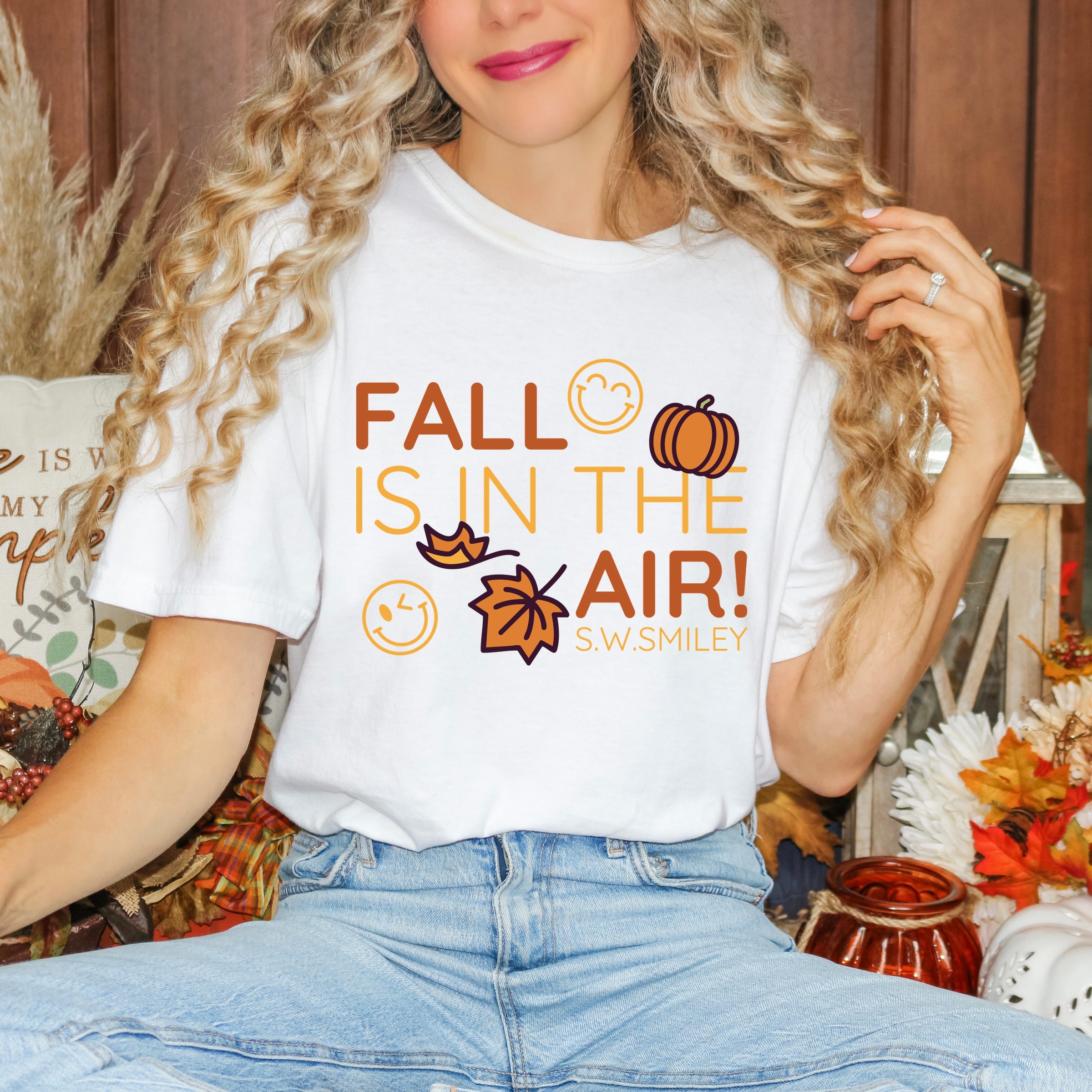 S.W.Smiley Fall Is In The Air - Women's Garment Dyed Graphic T-Shirt