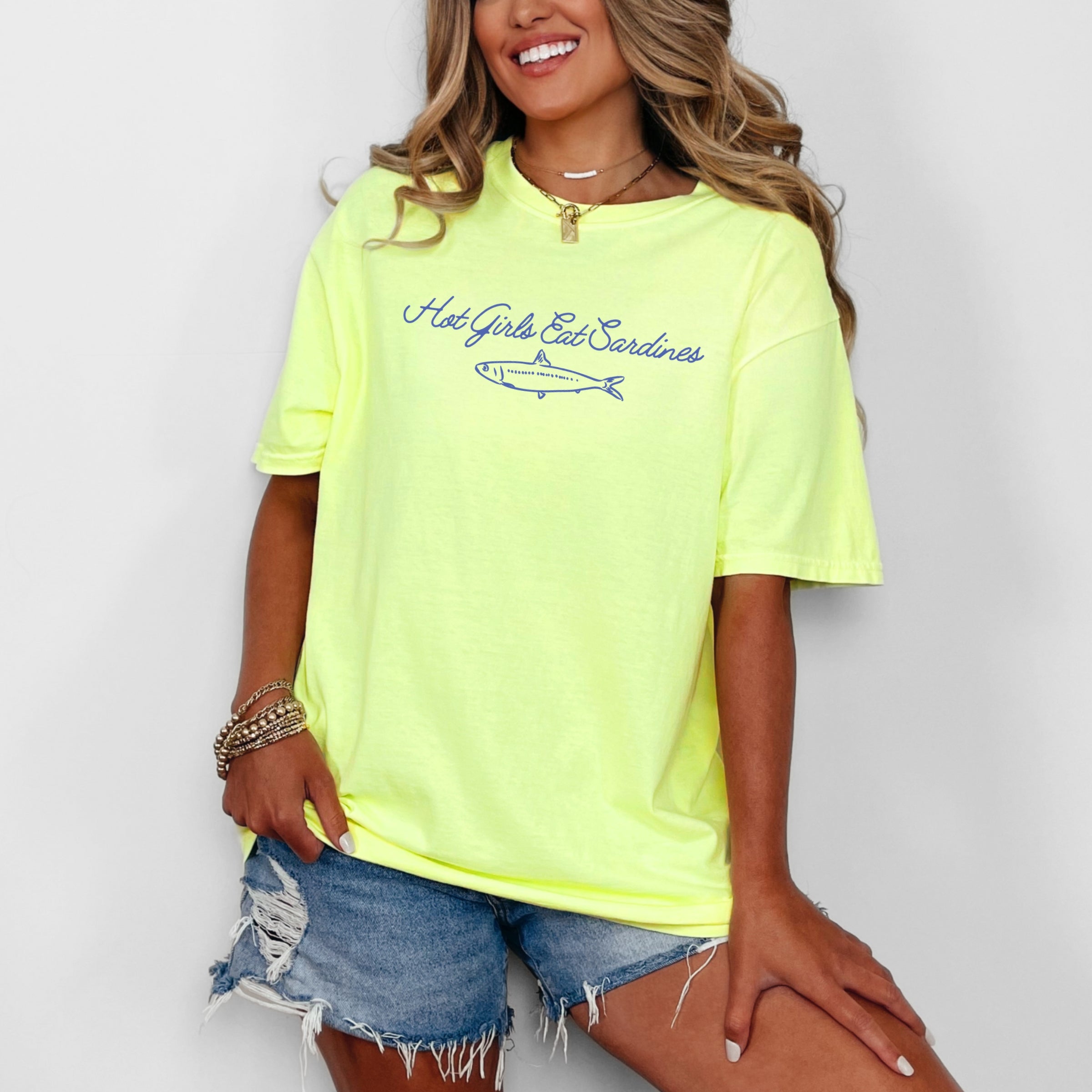 Hot Girls Eat Sardines Cursive - Women's Garment Dyed Graphic T-Shirt