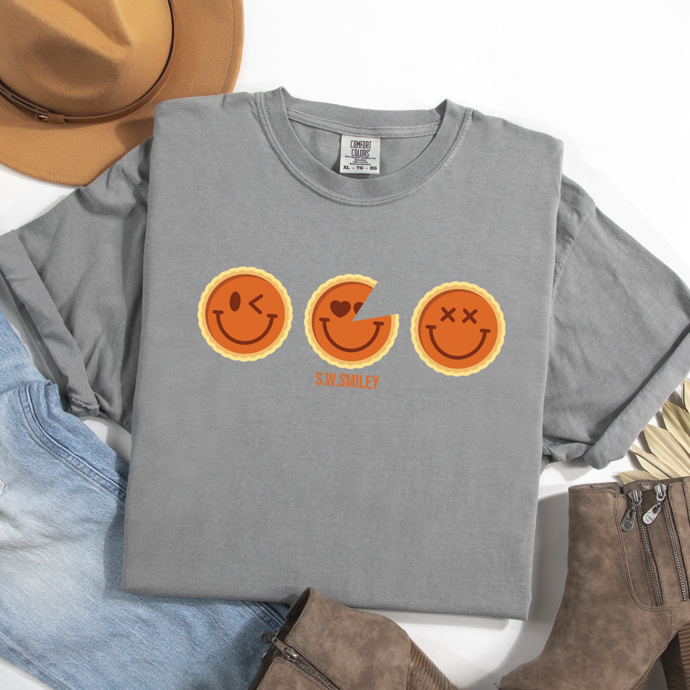 S.W.Smiley Pumpkin Pies - Women's Garment Dyed Graphic T-Shirt