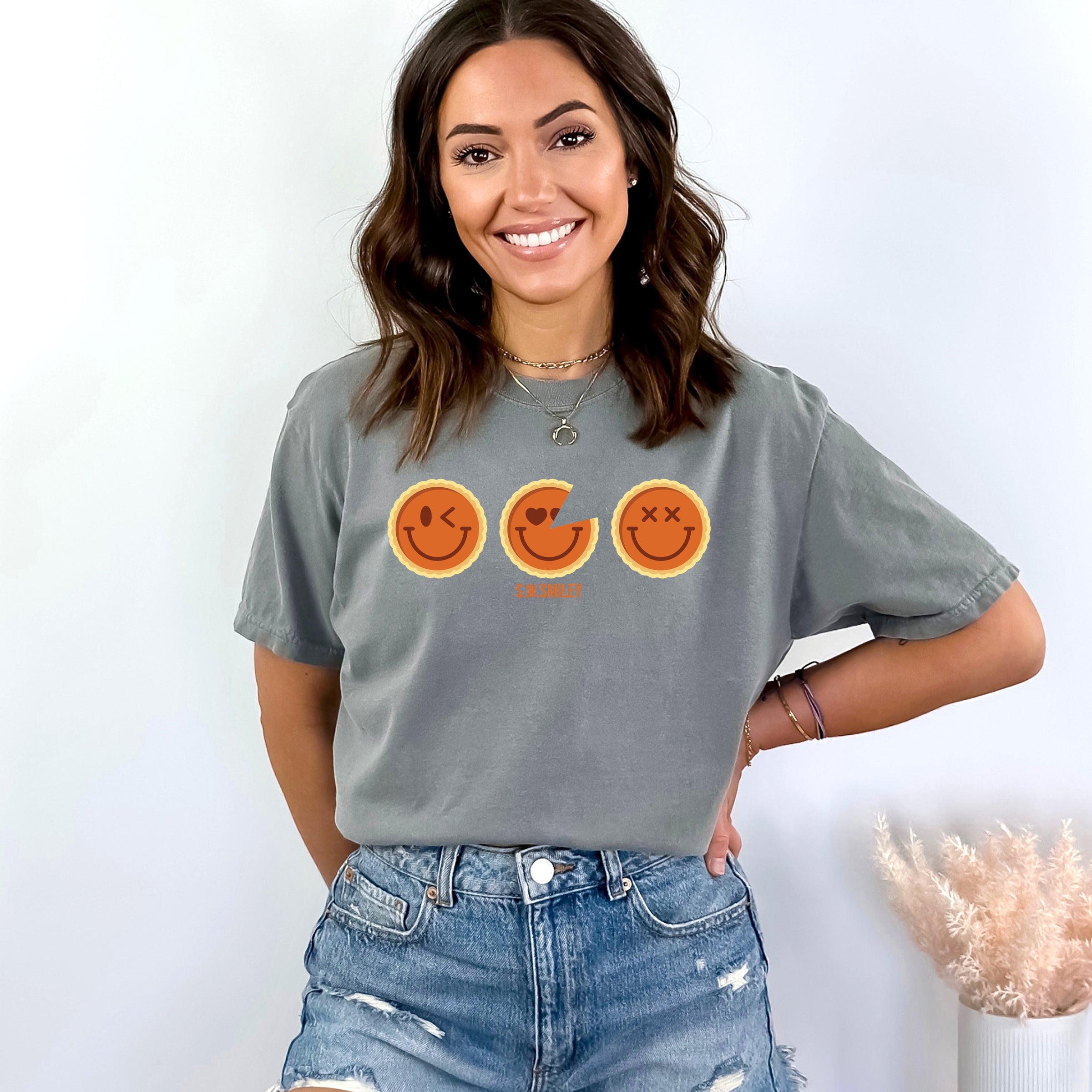 S.W.Smiley Pumpkin Pies - Women's Garment Dyed Graphic T-Shirt