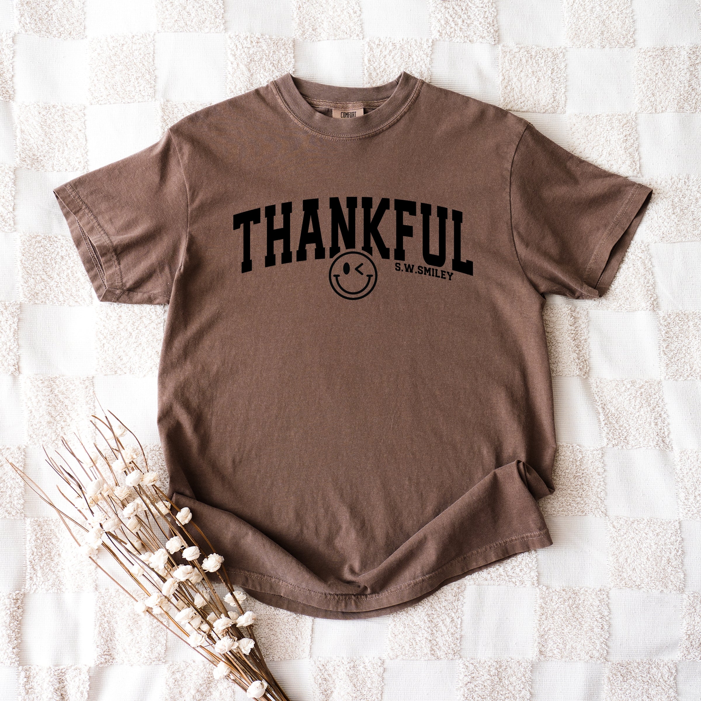 S.W.Smiley Thankful Varsity Arched - Women's Garment Dyed Graphic T-Shirt