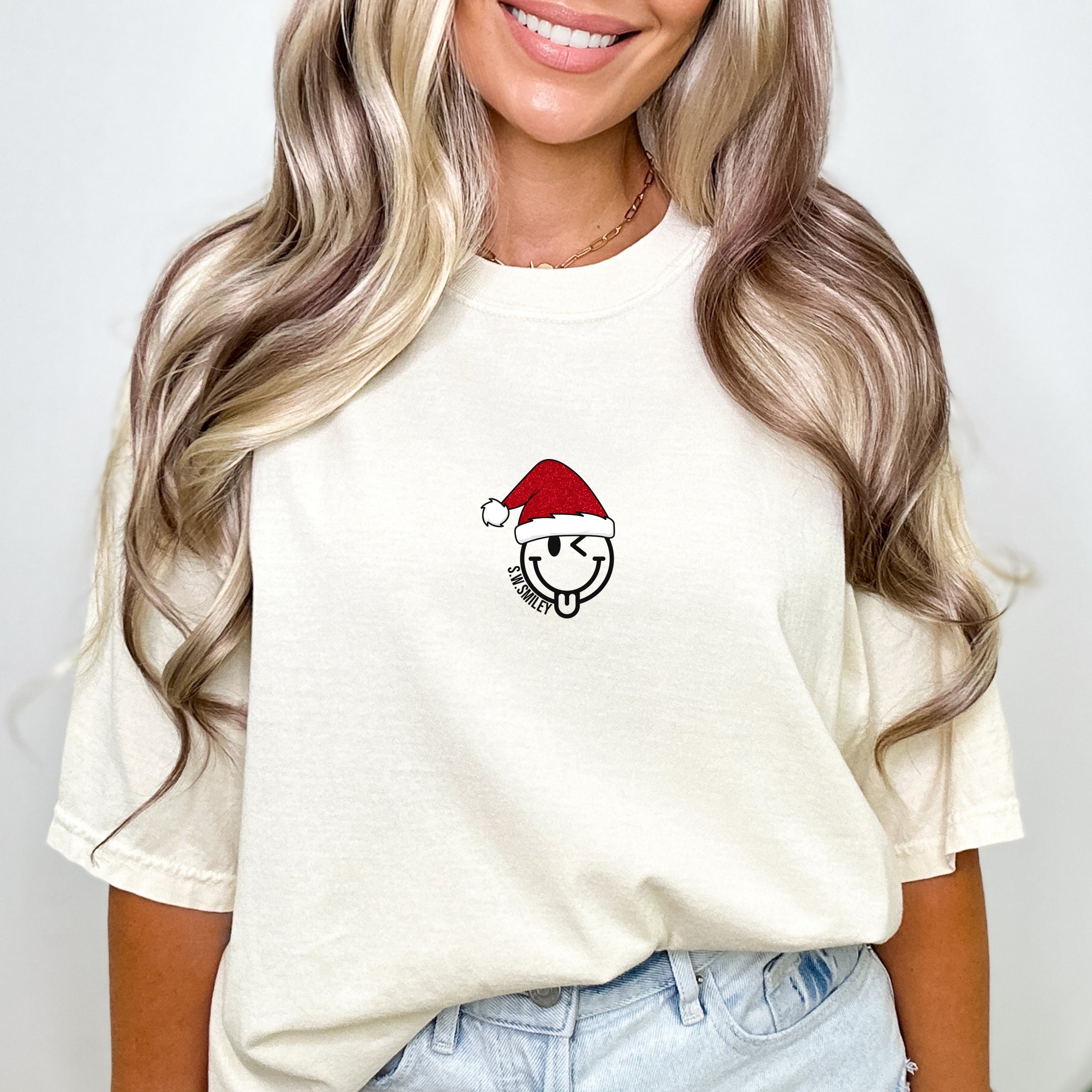 S.W.Smiley Santa Hat Glitter - Women's Garment Dyed Graphic T-Shirt