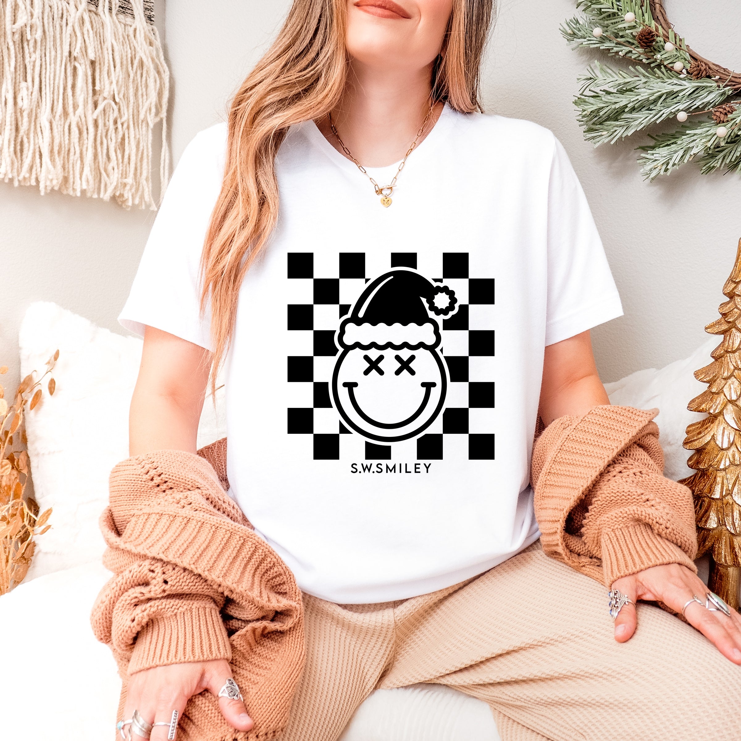 S.W.Smiley Checkered Christmas Wink - Women's Short Sleeve Graphic T-Shirt