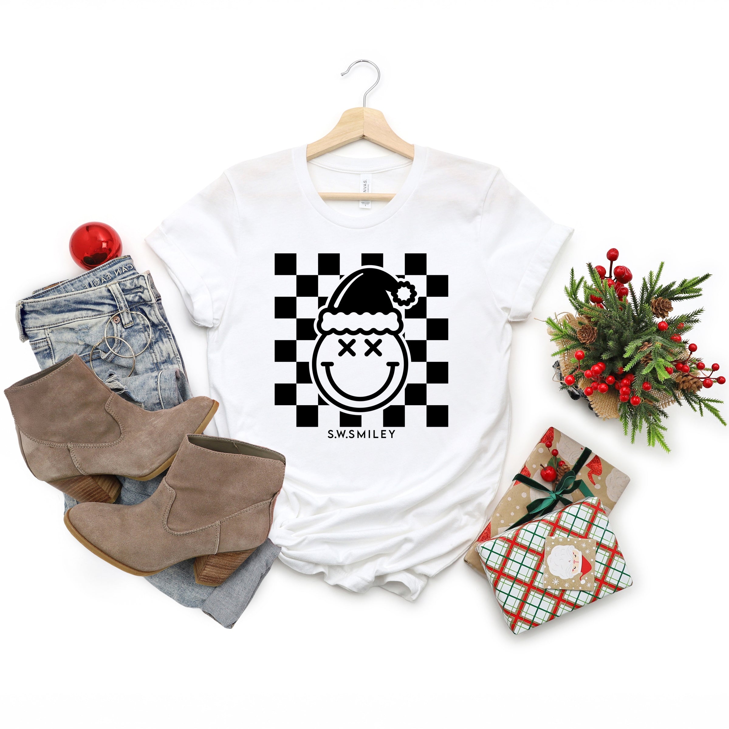 S.W.Smiley Checkered Christmas Wink - Women's Short Sleeve Graphic T-Shirt